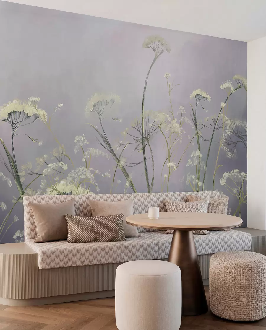 murais de parede Flores silvestres brancas em um campo enevoado com fundo cinza suave e desfocado w00903