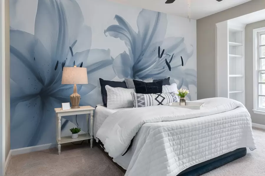 murais de parede Close-up com foco suave de flores de lírio azuis minimalistas em um fundo claro w08586