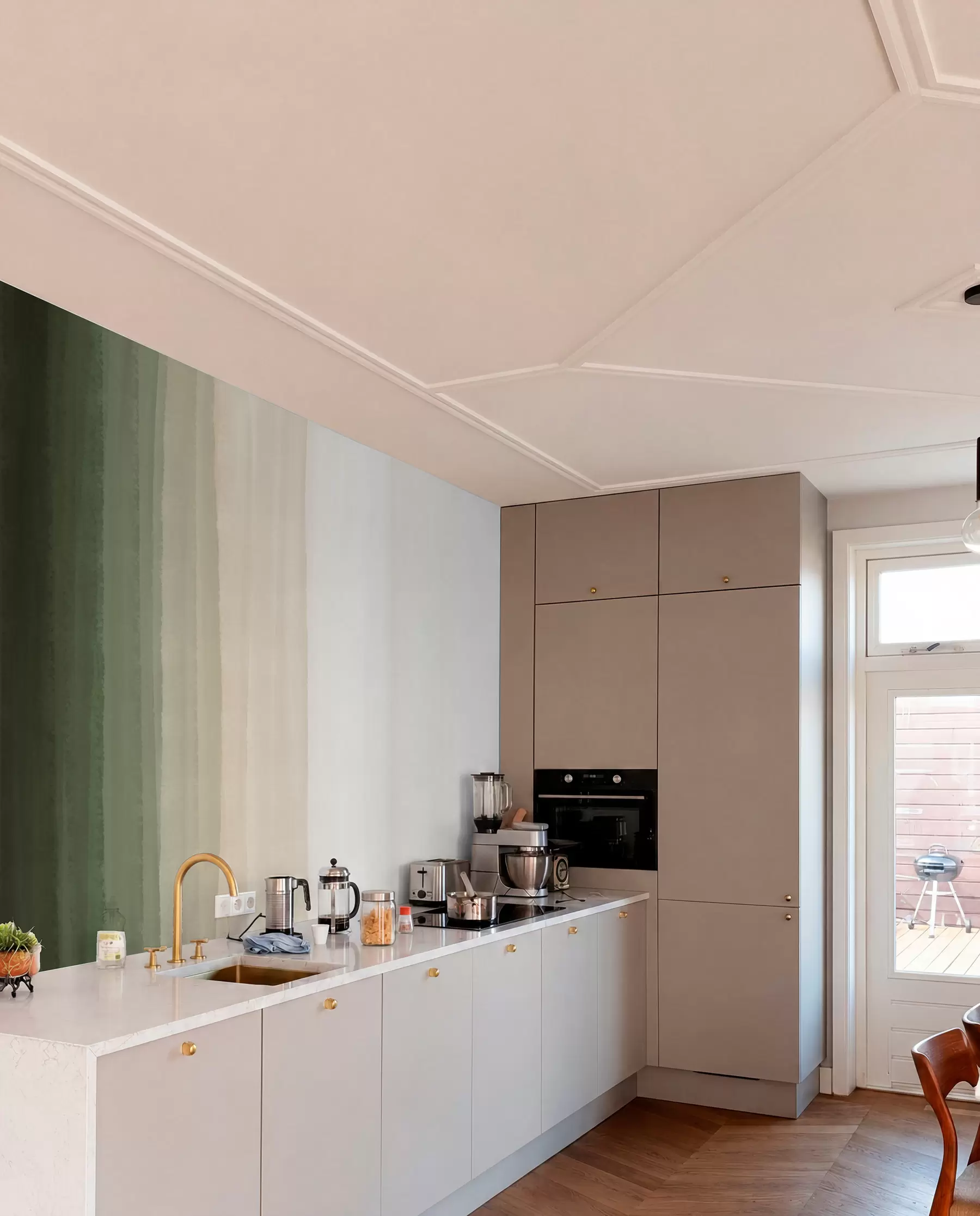 murais de parede Impressão abstrata minimalista em gradiente com listras verticais em verde escuro, bege e branco  w08915