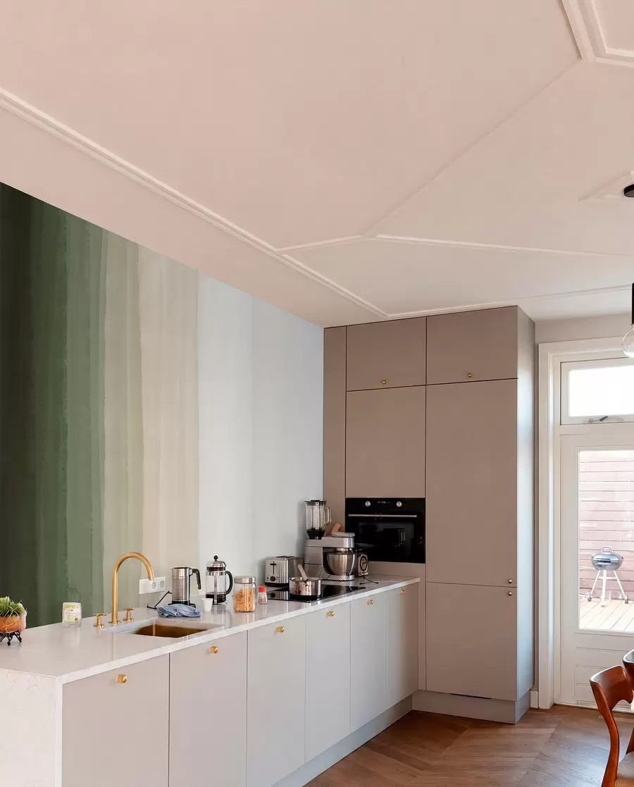 murais de parede Impressão abstrata minimalista em gradiente com listras verticais em verde escuro, bege e branco  w08915