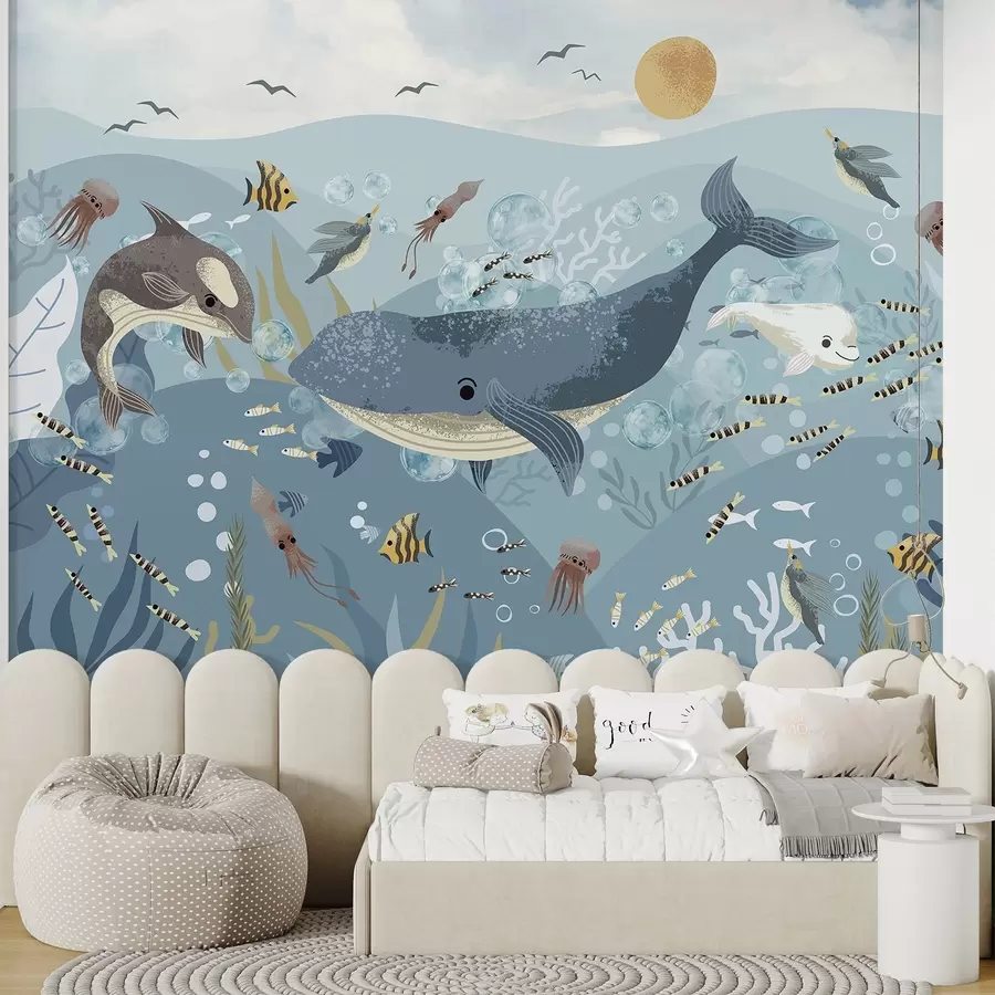 murais de parede Ilustração infantil com estampa fofa de baleia azul cercada por peixes, lulas e águas-vivas em um oceano azul com bolhas w08921