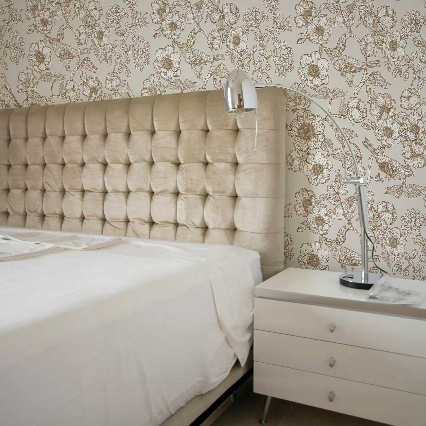 murais de parede Pássaros pintados em galhos e flores a00017