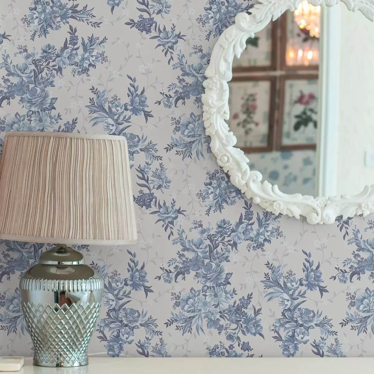 Papel de parede Flores e folhas delicadas nas cores azul e azul em um fundo claro a00027