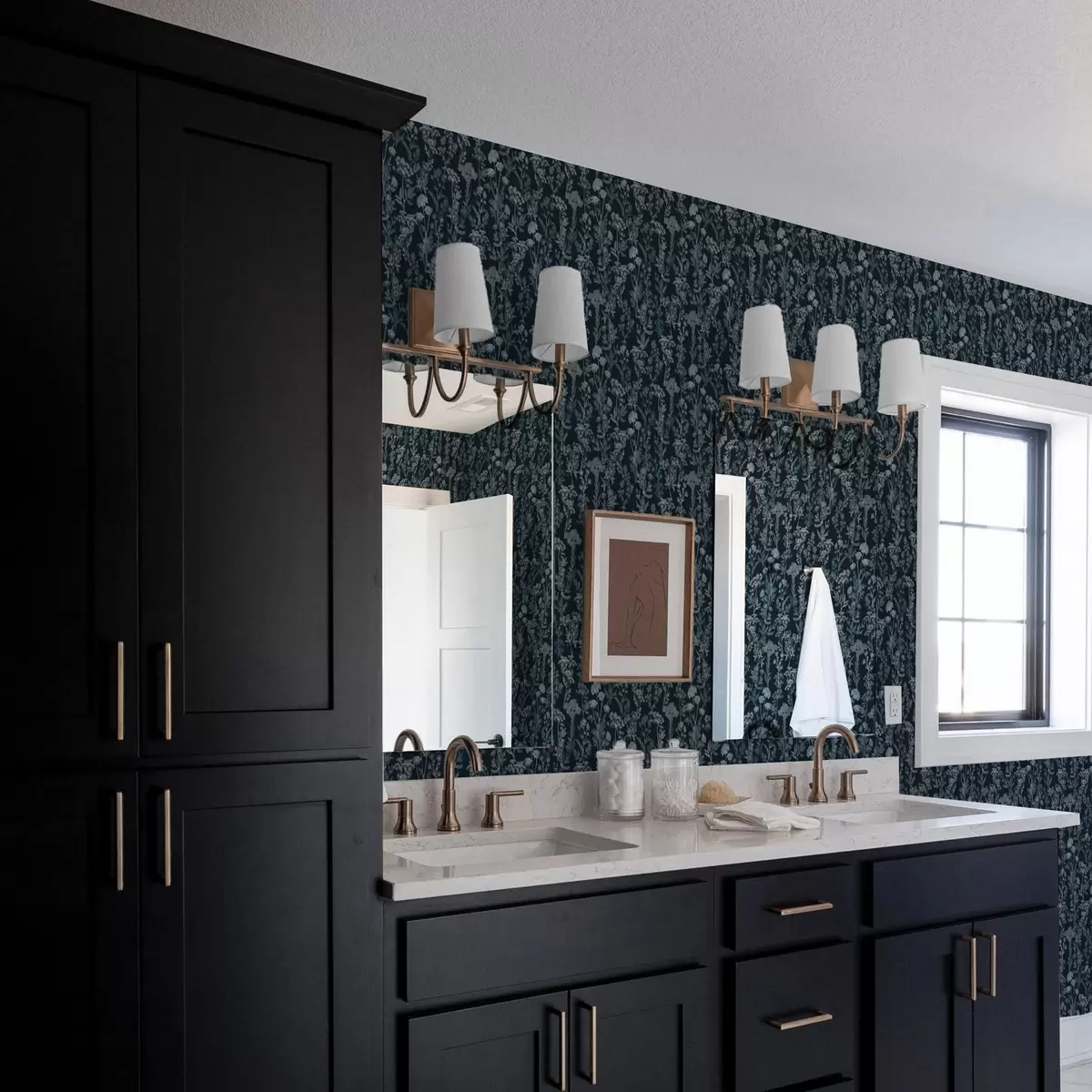 Papel de parede Plantas brancas e azuis em um fundo escuro a00029