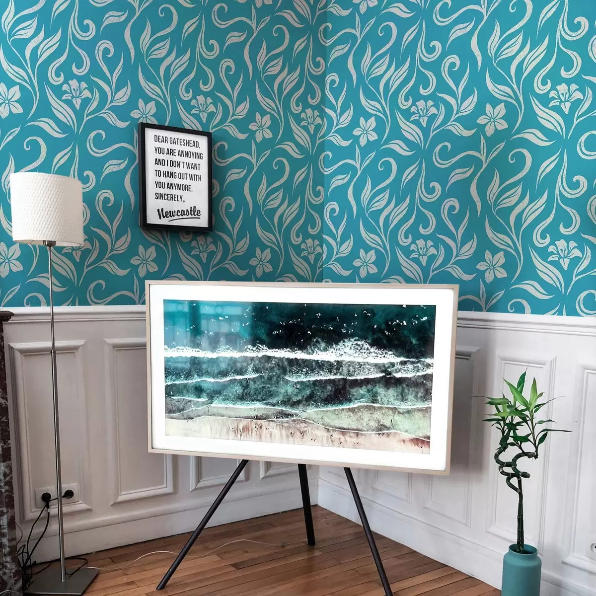 Papel de parede Flores e folhas brancas com arranhões em um fundo azul a00038