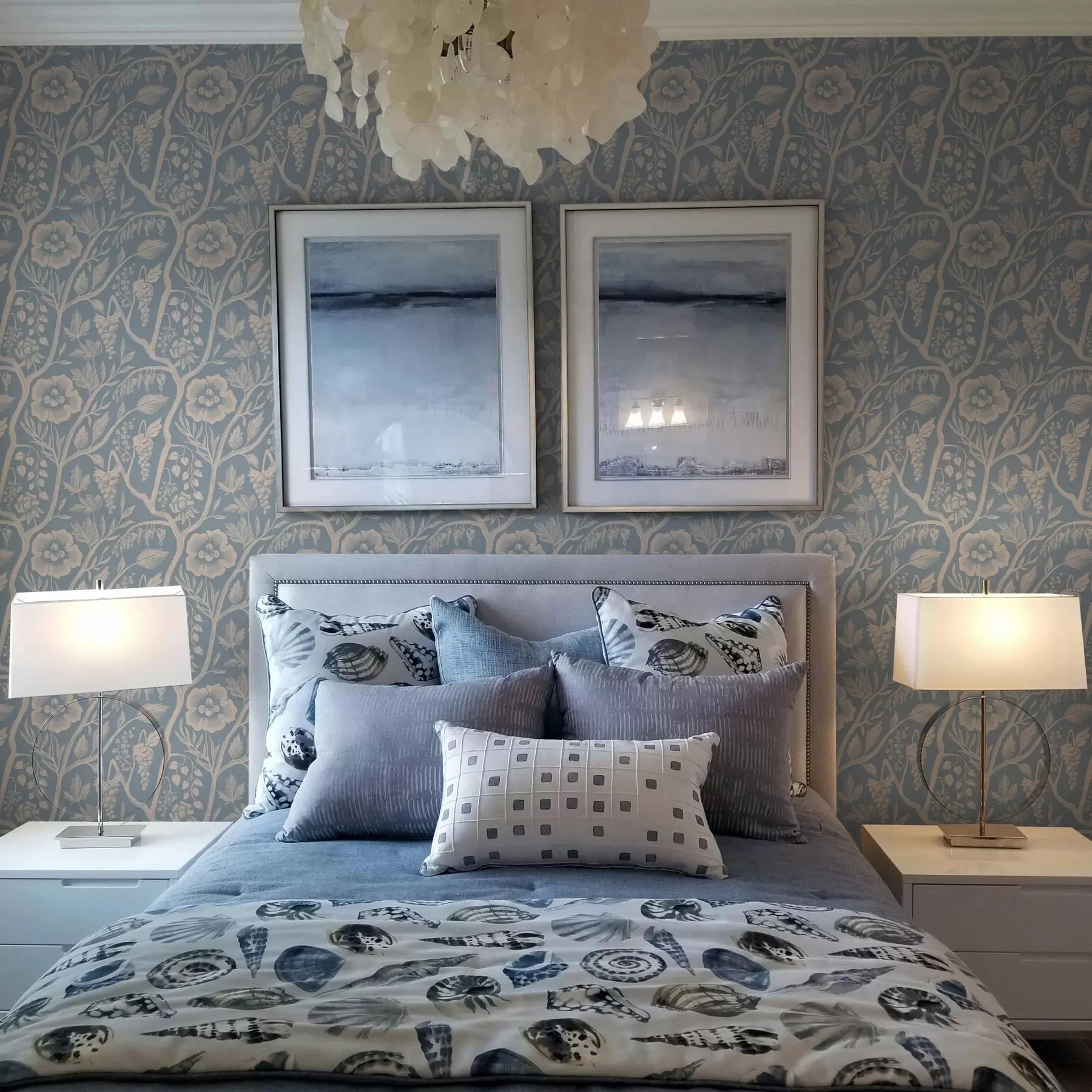 murais de parede Flores brancas, caules e uvas em um fundo azul a00044