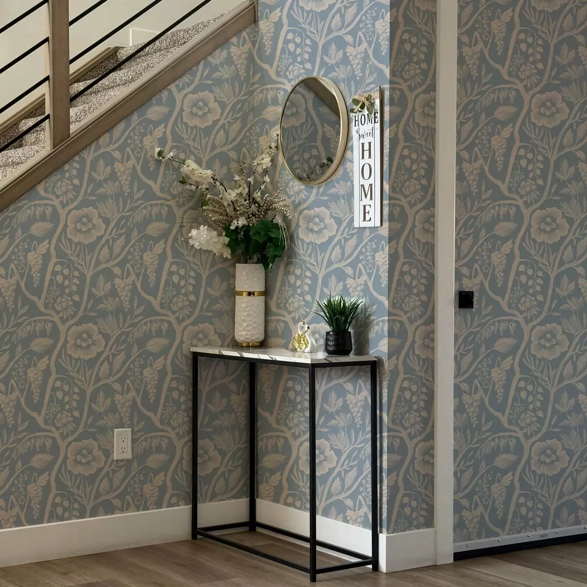 Papel de parede Flores brancas, caules e uvas em um fundo azul a00044