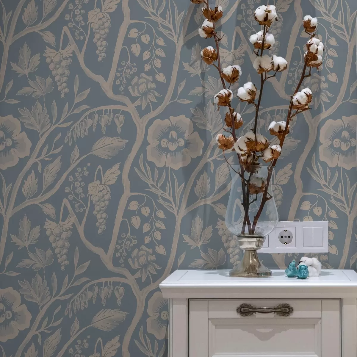 Papel de parede Flores brancas, caules e uvas em um fundo azul a00044