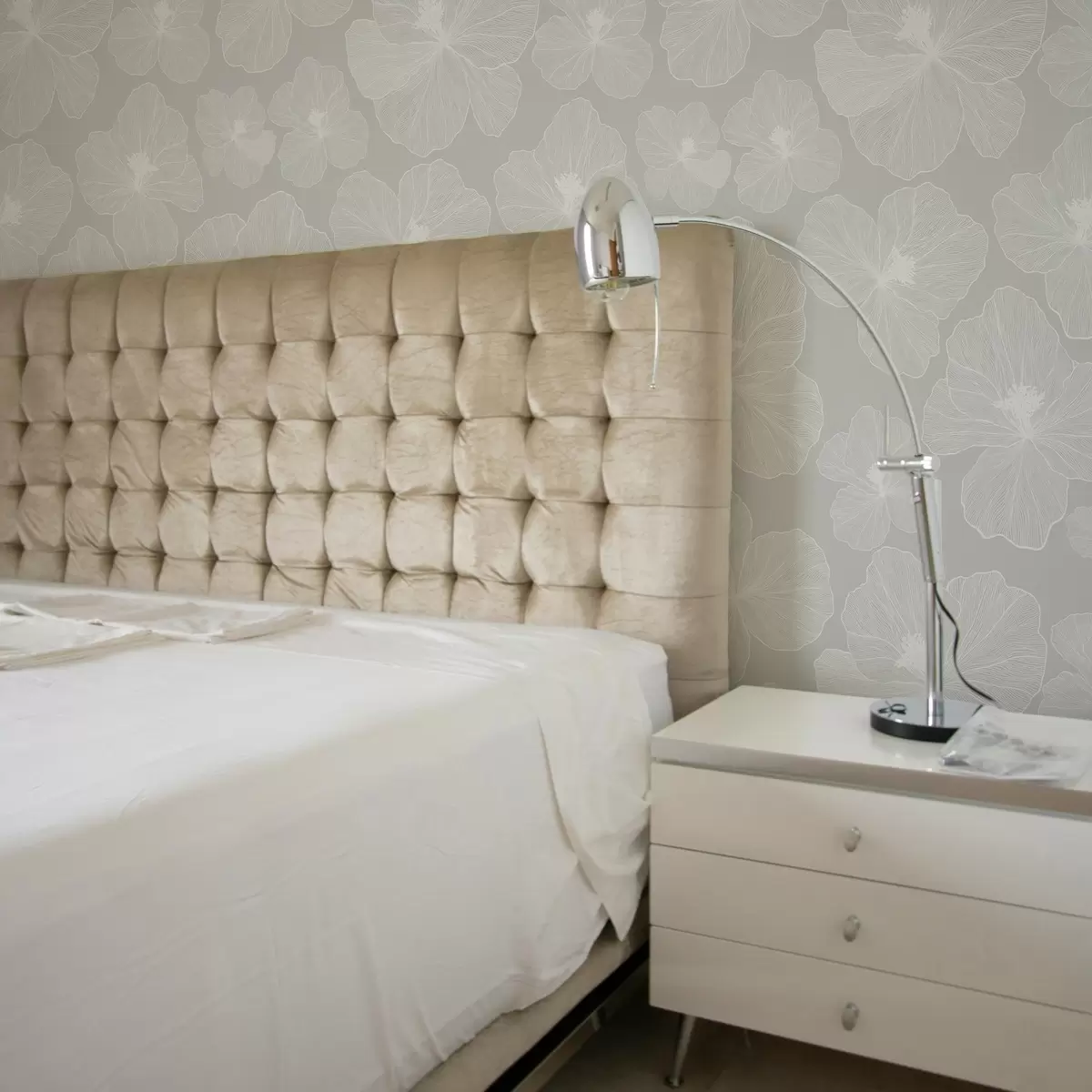 Papel de parede Flores grandes em um fundo cinza a00068