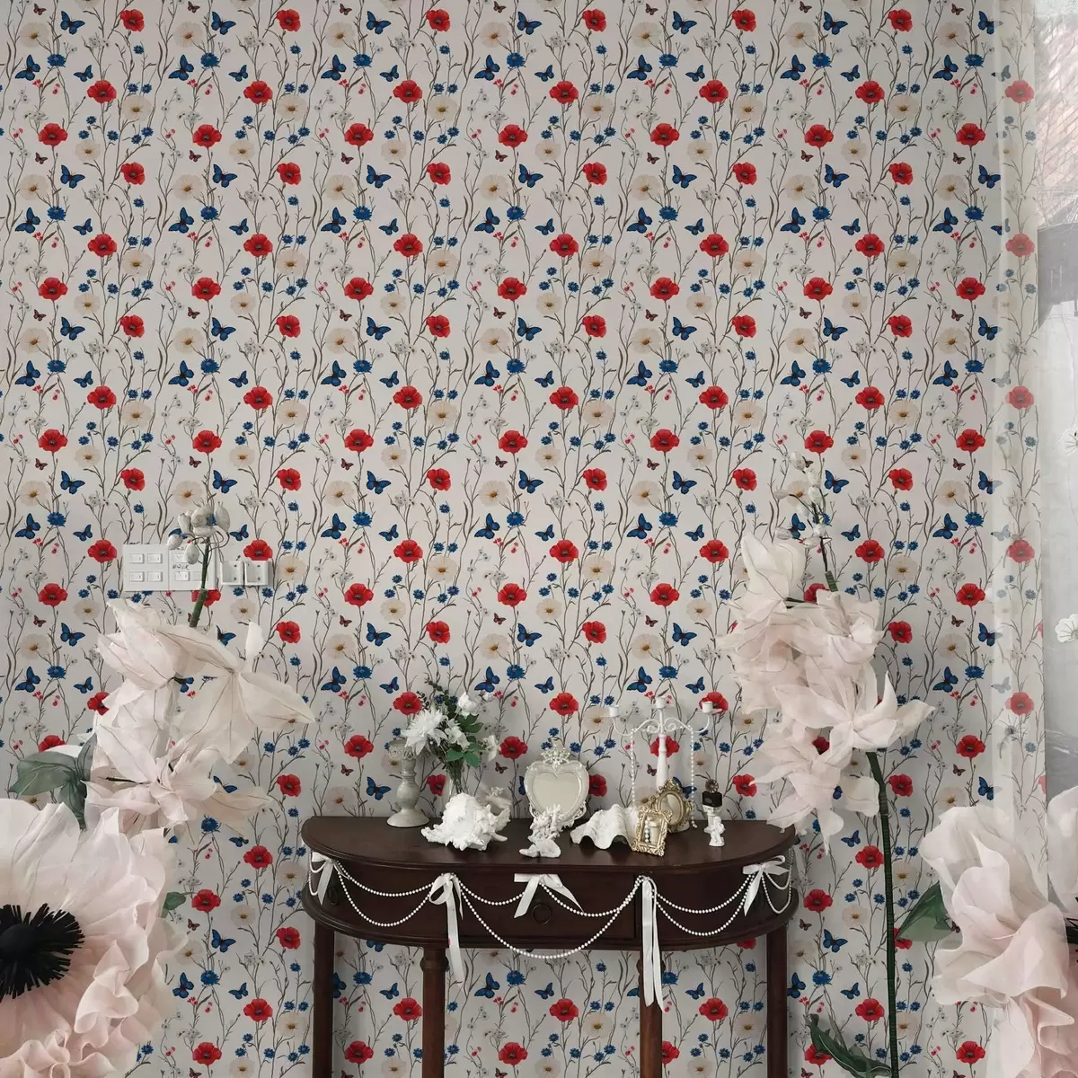 Papel de parede Papoulas, margaridas e borboletas em um fundo branco a00072