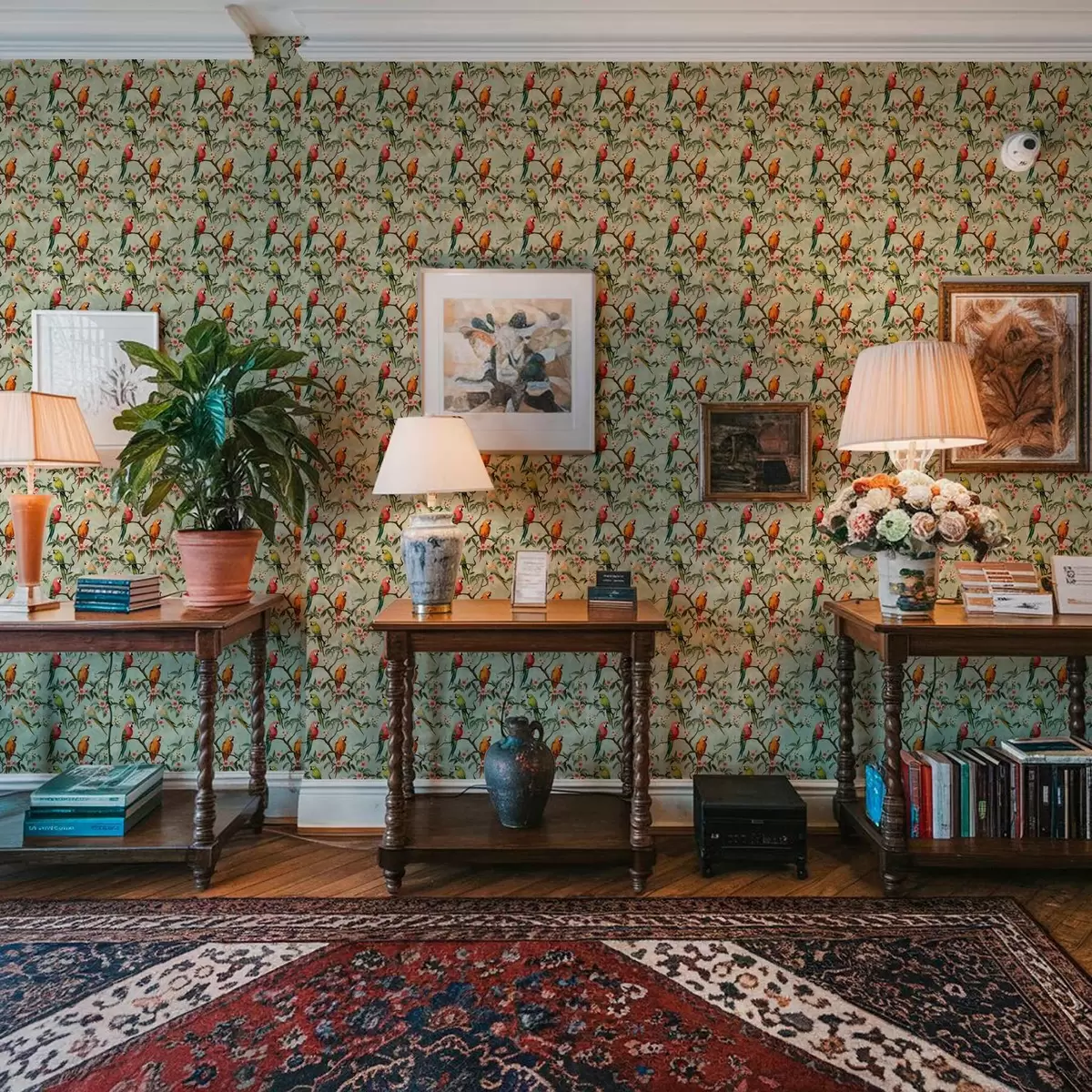 Papel de parede Papagaios multicoloridos em galhos a00088