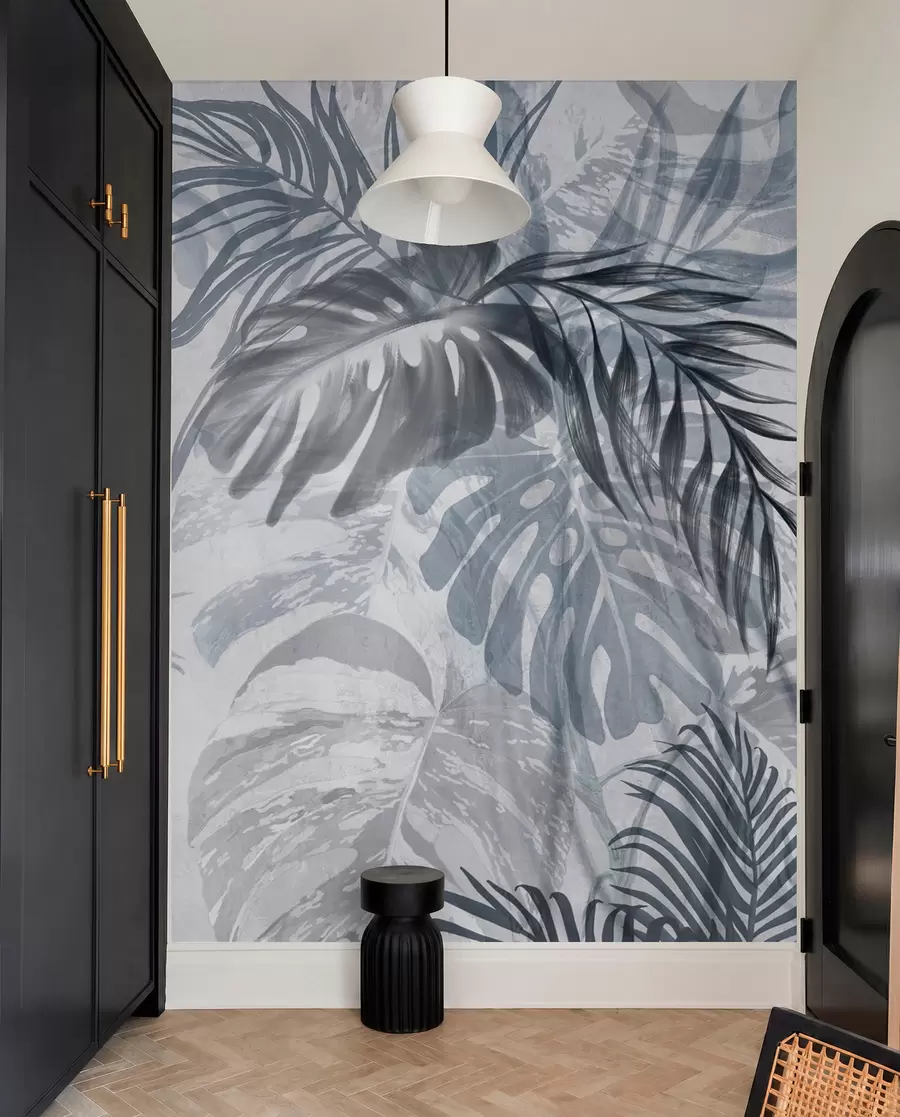 murais de parede Monstera e folhas de palmeira em tons de azul e cinza, botânica, folhagem tropical, plantas da selva, fundo texturizado w09011v1