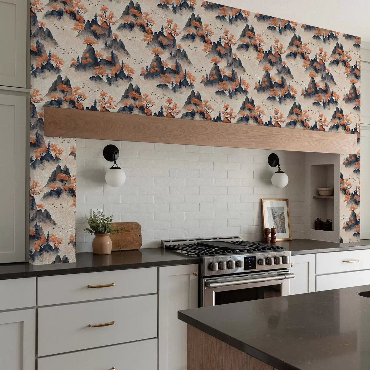 Papel de parede Montanhas de outono na neblina com árvores alaranjadas e pássaros a00104