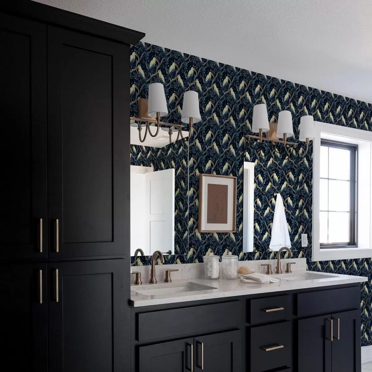 Papel de parede Pássaros brancos em galhos entre vagalumes brilhantes na floresta noturna a00109