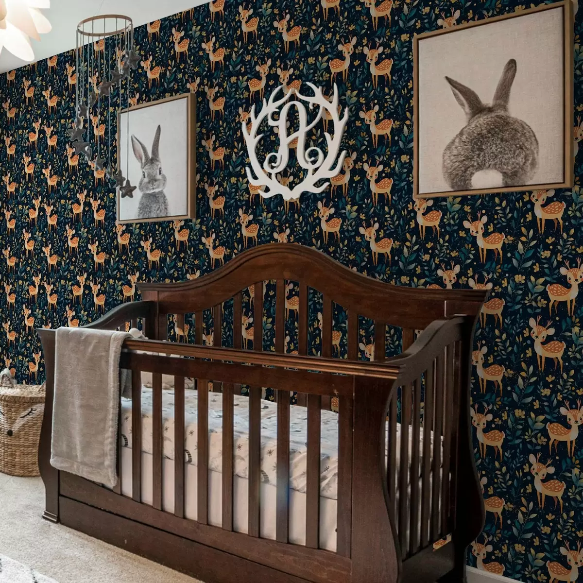 Papel de parede Fawn em uma floresta escura com folhas amarelas a00124