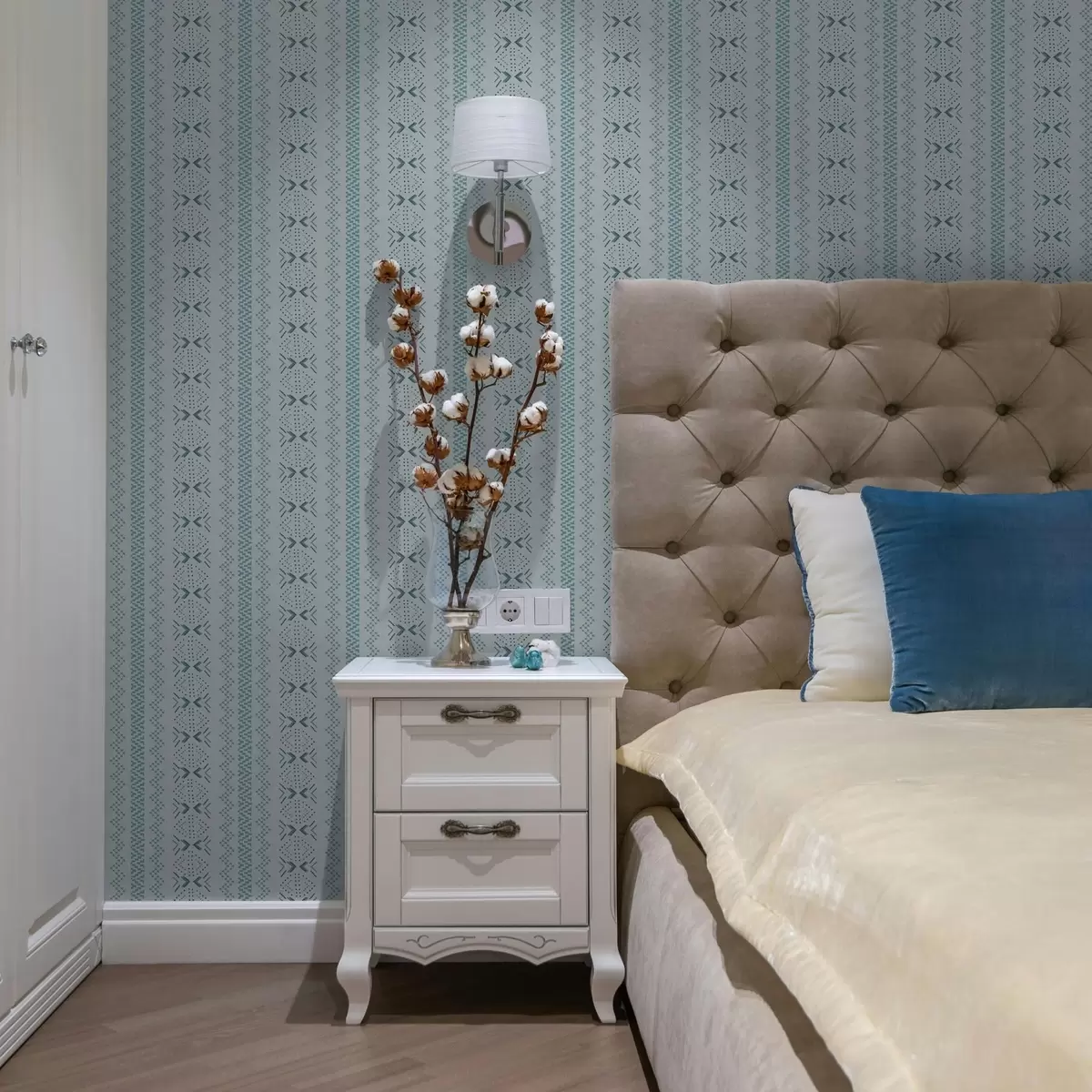 Papel de parede Geometria com bordado ucraniano em um fundo azul a00139