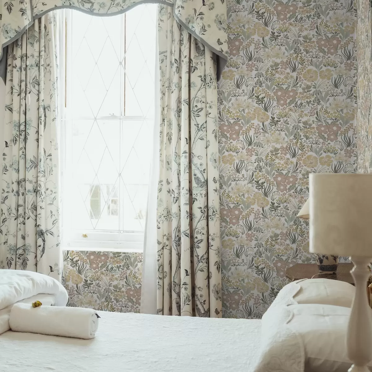 Papel de parede Flores silvestres em aquarela sobre um fundo creme a00154