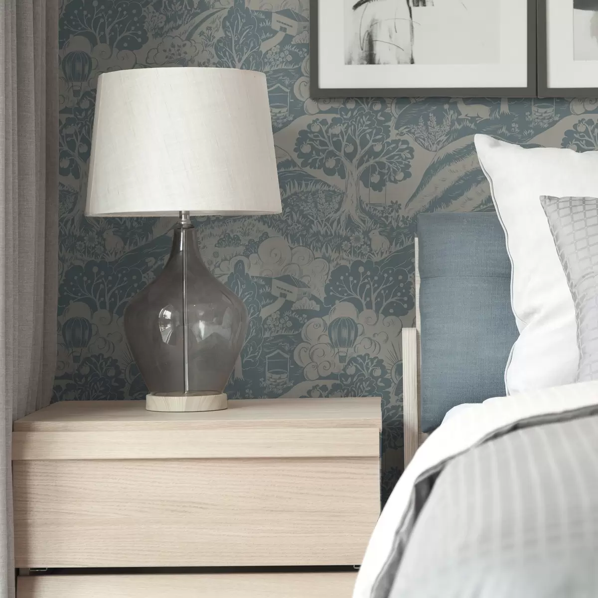 Papel de parede Floresta de fadas com animais no estilo de uma ilustração infantil a00172