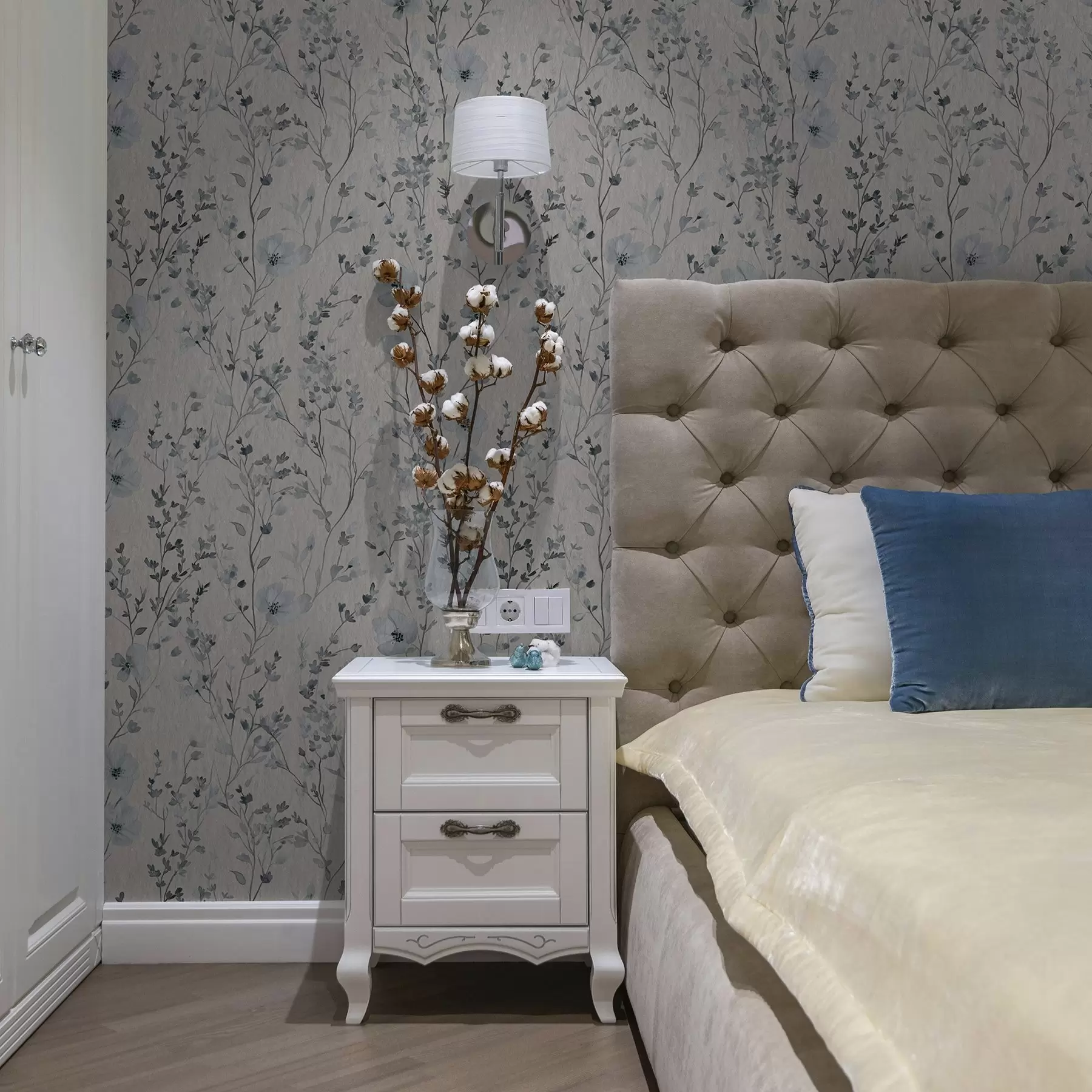 murais de parede Florística em aquarela azul e cinza sobre fundo neutro a00198