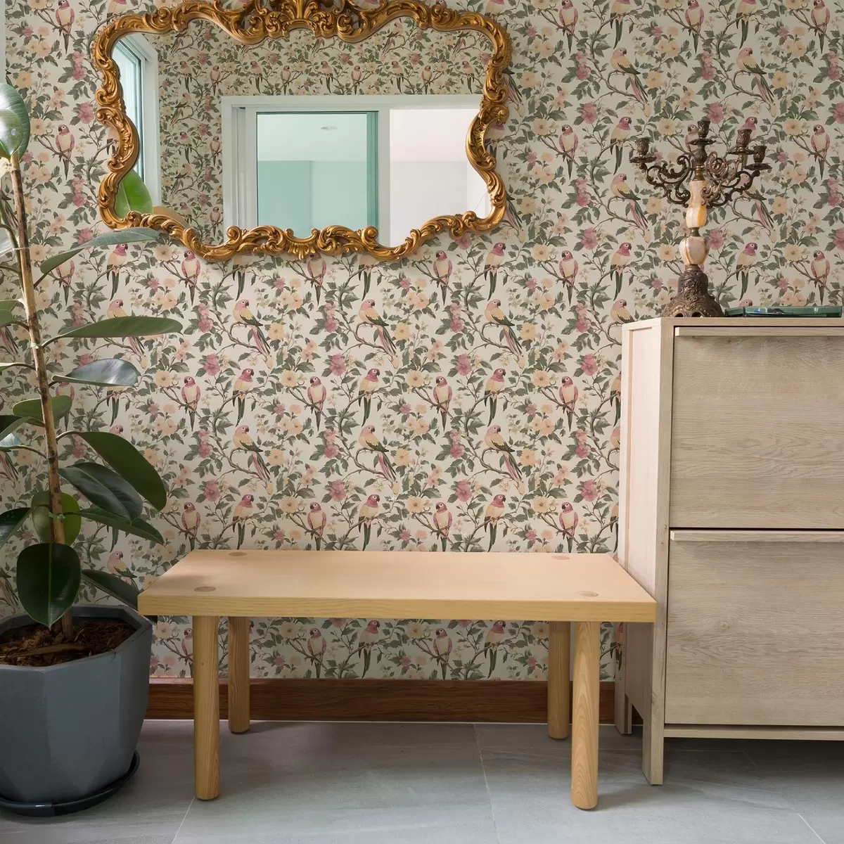 Papel de parede Pássaros tropicais em galhos floridos em tons pastéis a00199