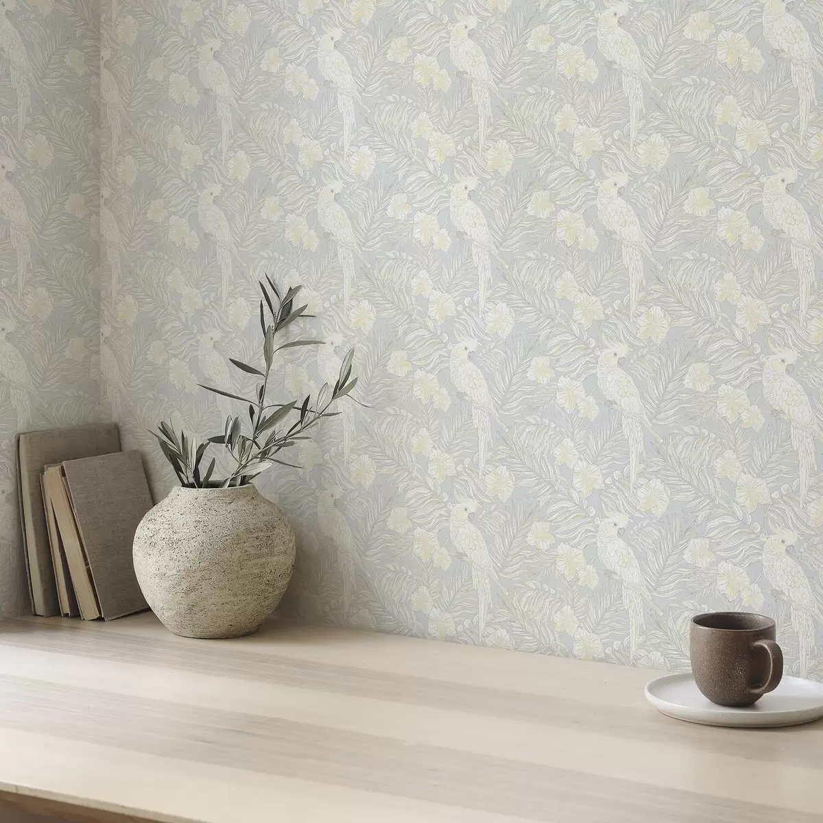 Papel de parede Estampa tropical clara com cacatuas e flores em um fundo azul a00203