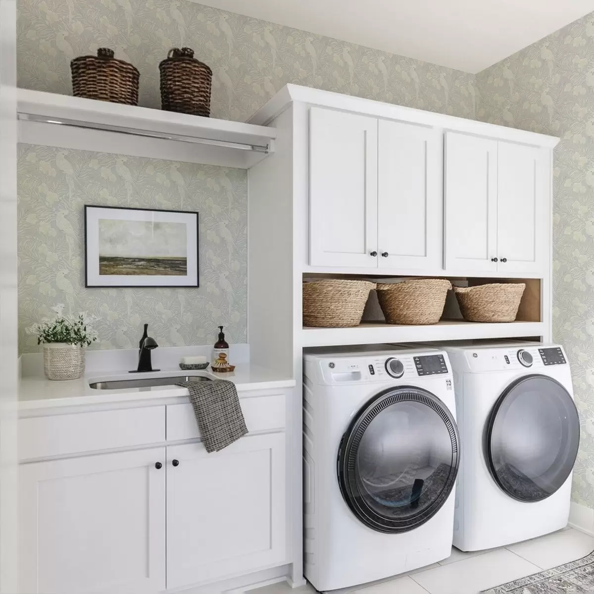 Papel de parede Estampa tropical clara com cacatuas e flores em um fundo azul a00203