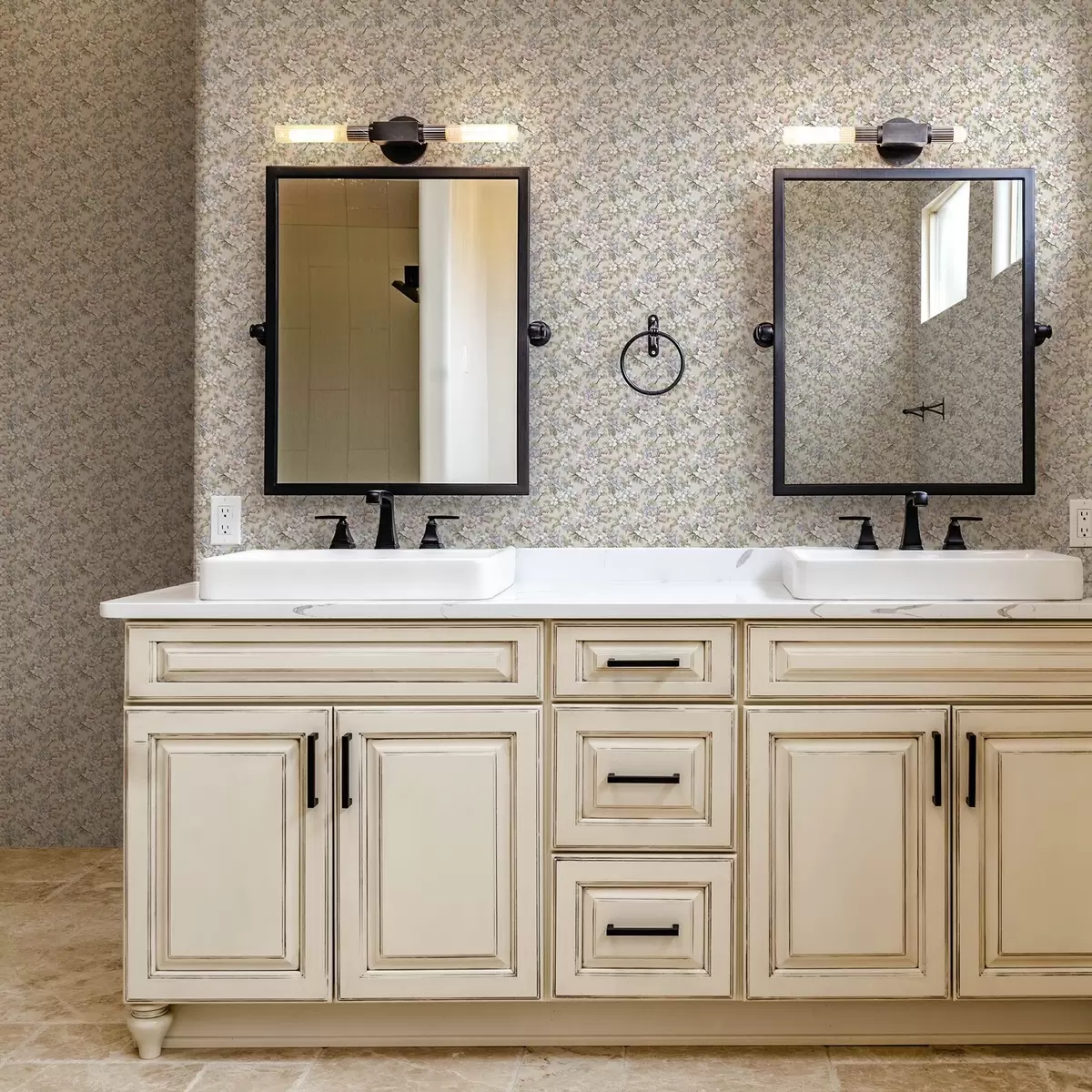 Papel de parede Buquê diagonal com flores de primavera em tons delicados a00204