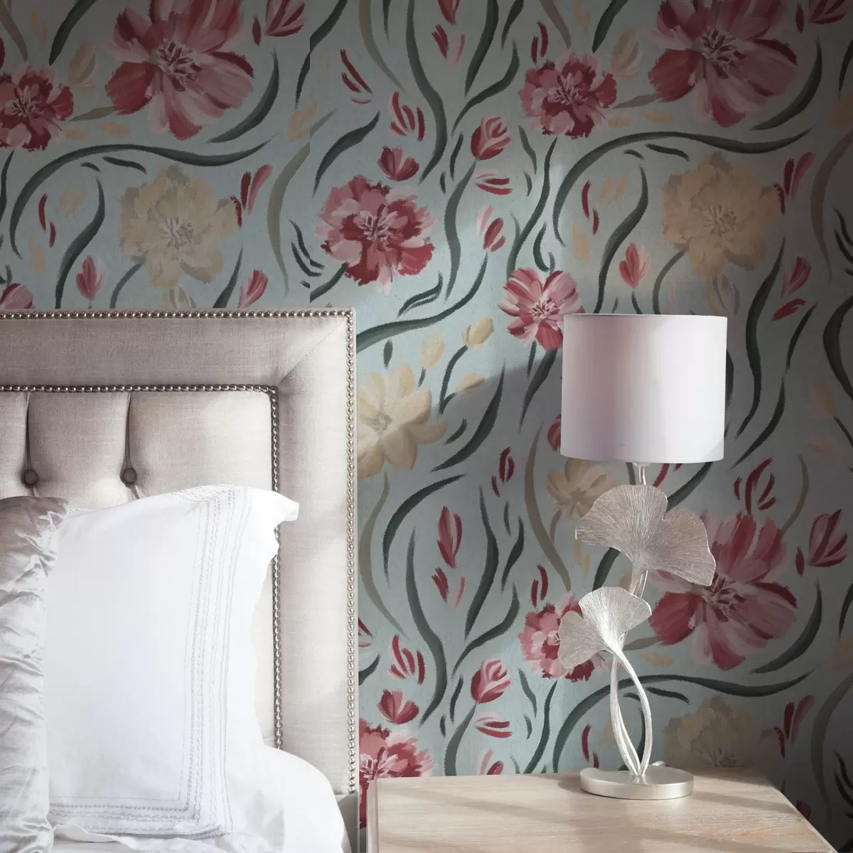 Papel de parede Flores em aquarela em um fundo azul, padrão vermelho e bege a00216