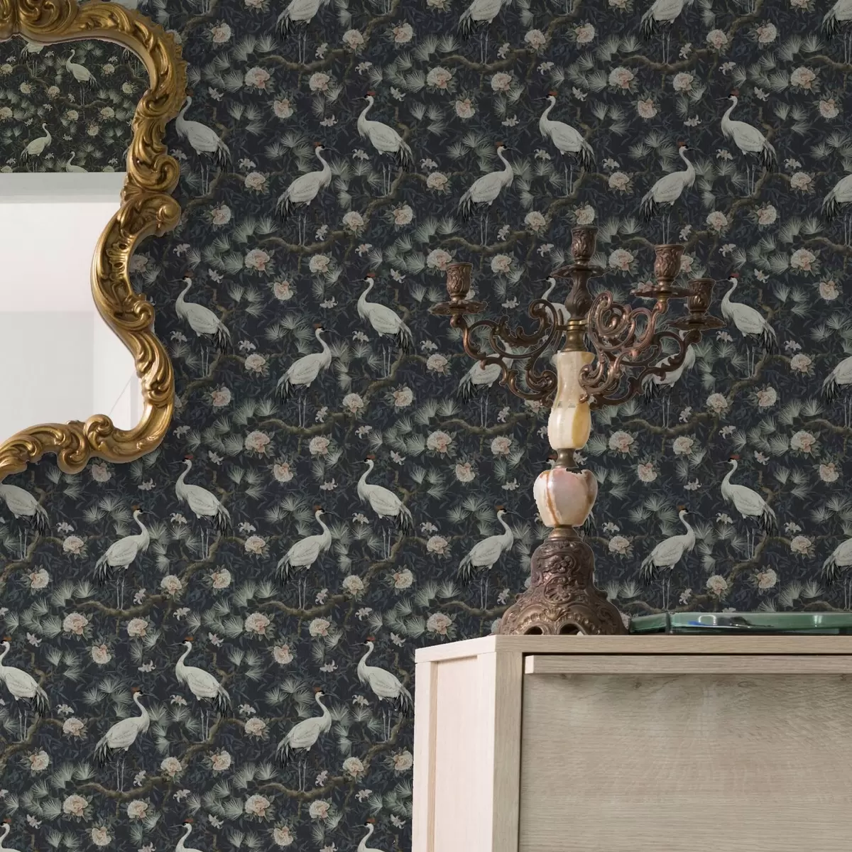 Papel de parede Grous entre pinheiros e peônias em um fundo escuro a00241