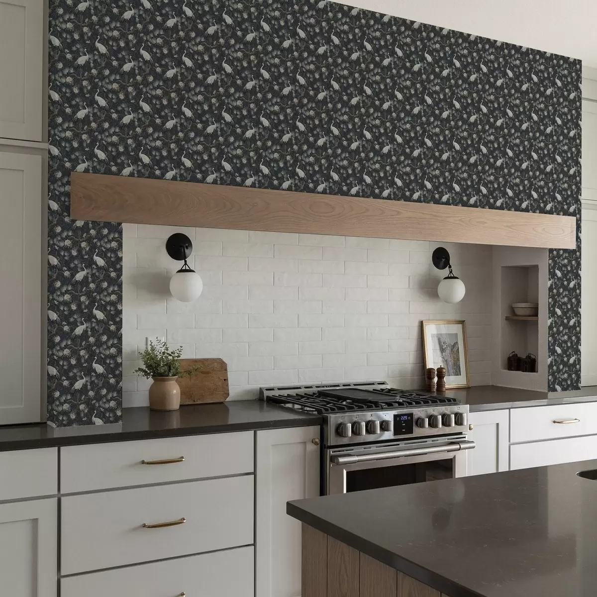 Papel de parede Grous entre pinheiros e peônias em um fundo escuro a00241