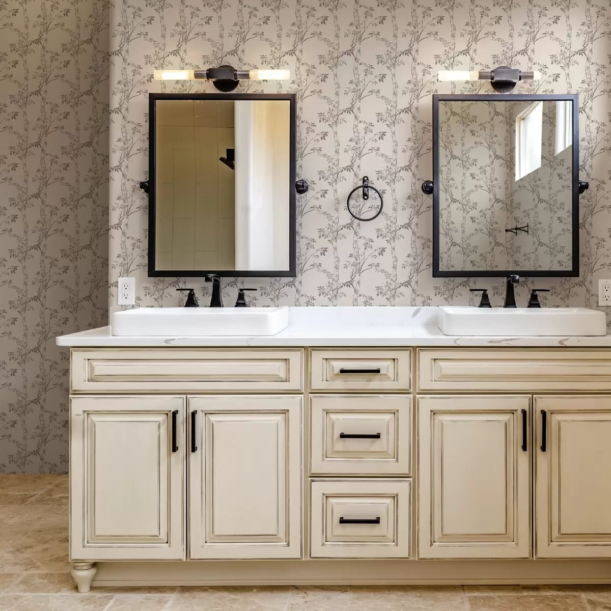 Papel de parede Ramos de bétula com folhas em um fundo claro a00257