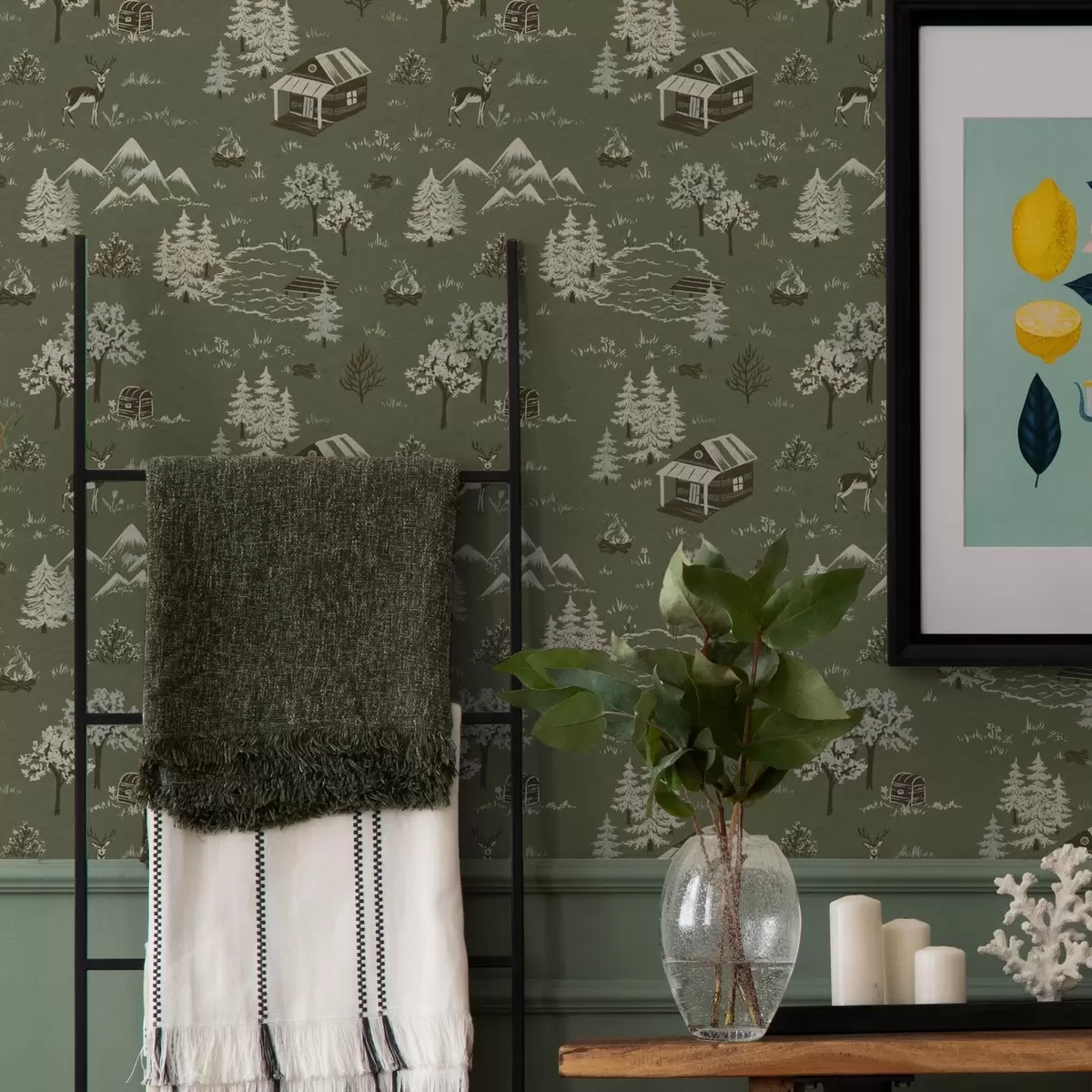 Papel de parede Floresta pintada com um lago, uma cabana e animais a00267