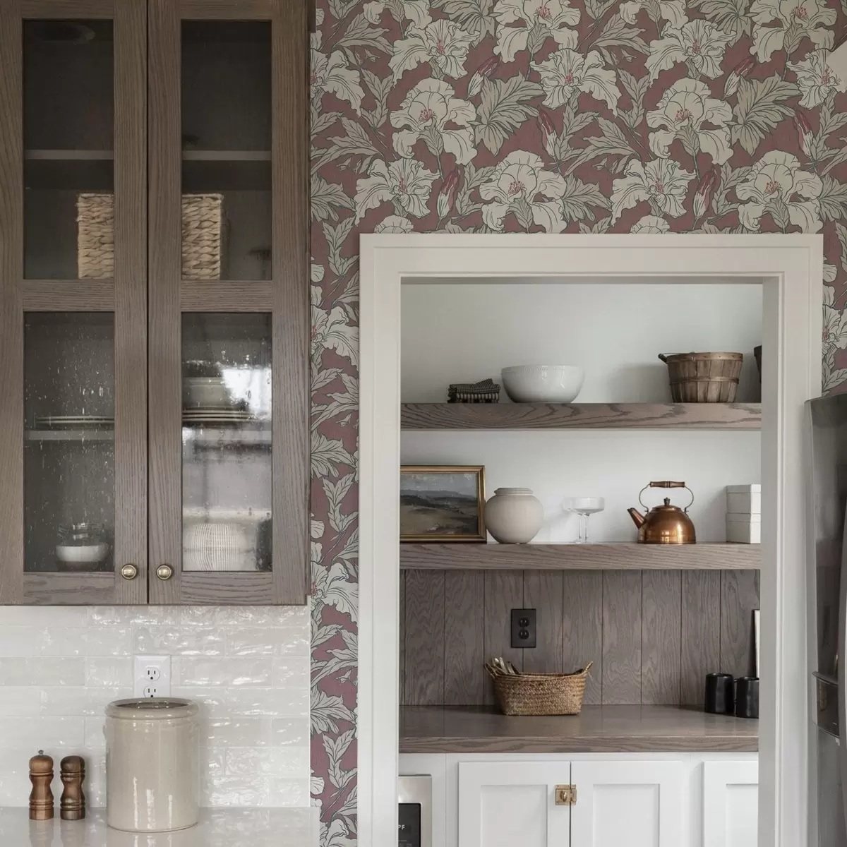 Papel de parede Hibisco branco sobre fundo rosa com botões vermelhos a00272