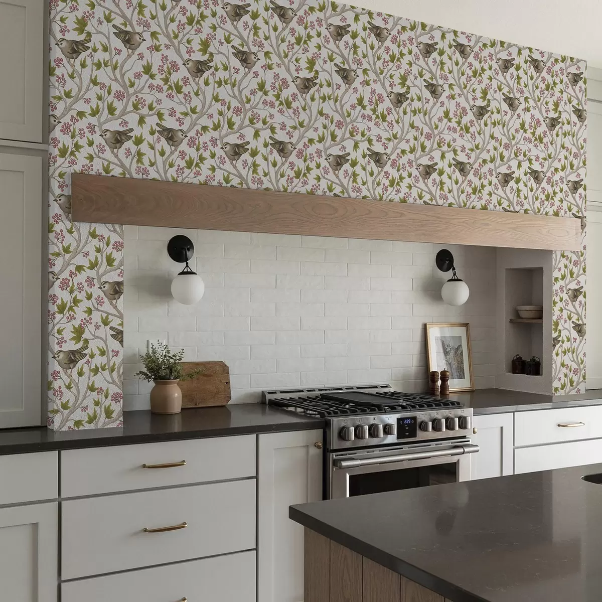 Papel de parede Pássaros em galhos com folhas e bagas em um fundo branco a00283