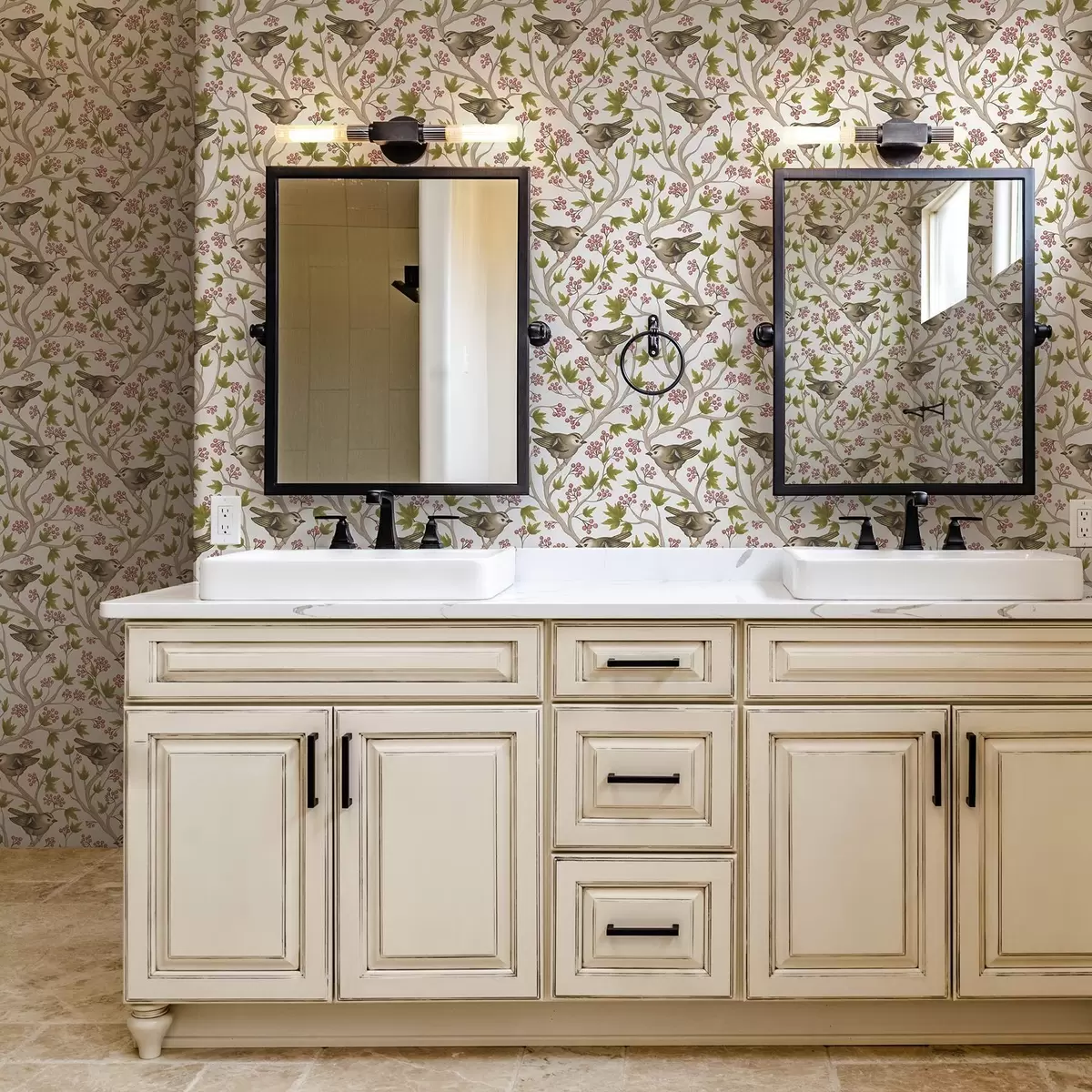 Papel de parede Pássaros em galhos com folhas e bagas em um fundo branco a00283