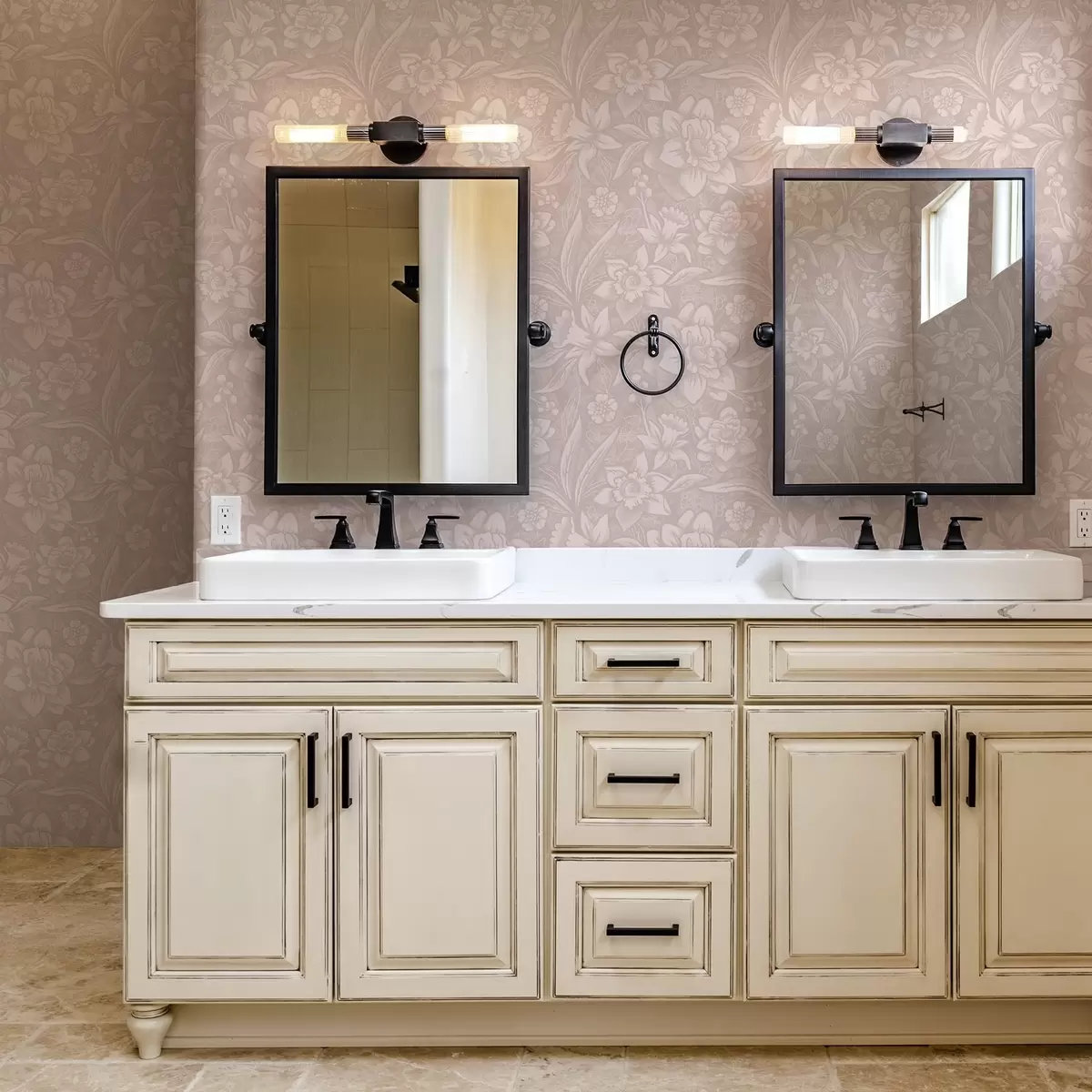 Papel de parede Desenho floral monocromático com narcisos em um fundo creme a00294