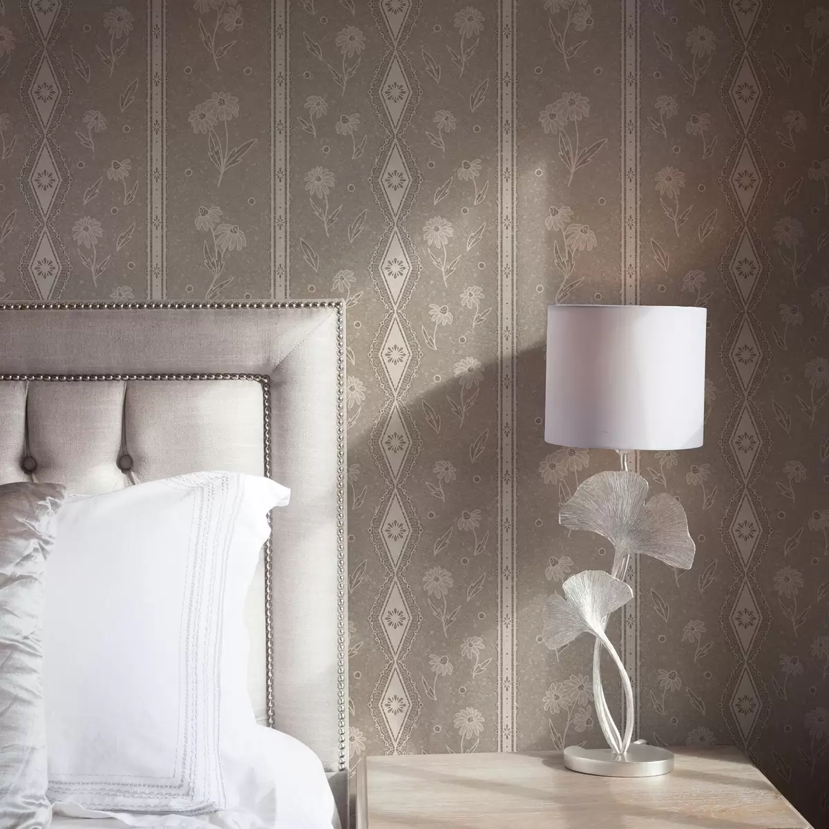 Papel de parede Listras com margaridas e rendas em um fundo cinza-bege a00295