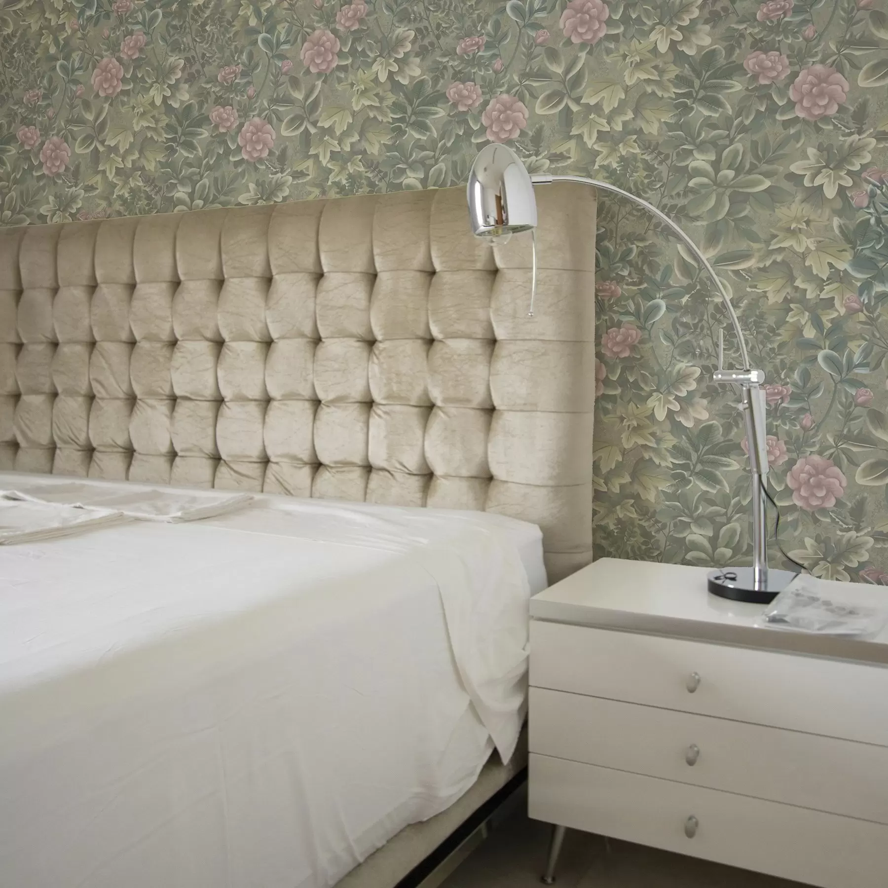 murais de parede Flores e folhas cor-de-rosa em um fundo verde pastel a00306