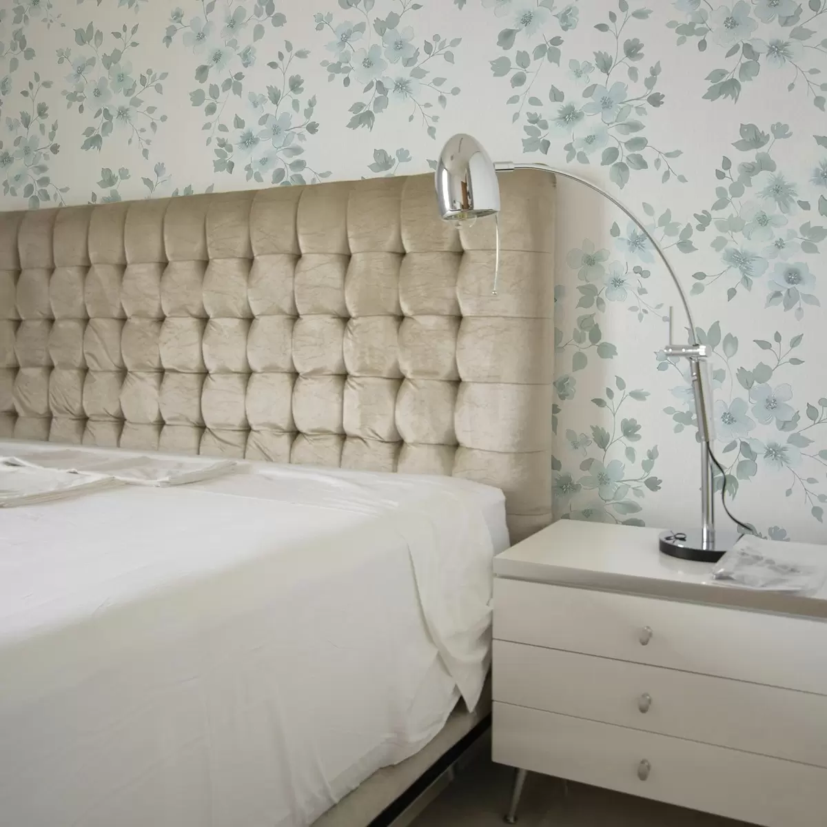 Papel de parede Flores azuis claras em um fundo branco, estilo aquarela a00364