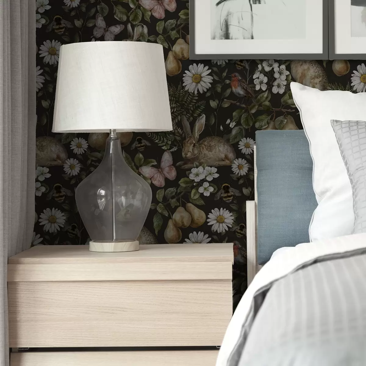 Papel de parede Coelhos, peras, flores e insetos realistas em um fundo escuro a00401