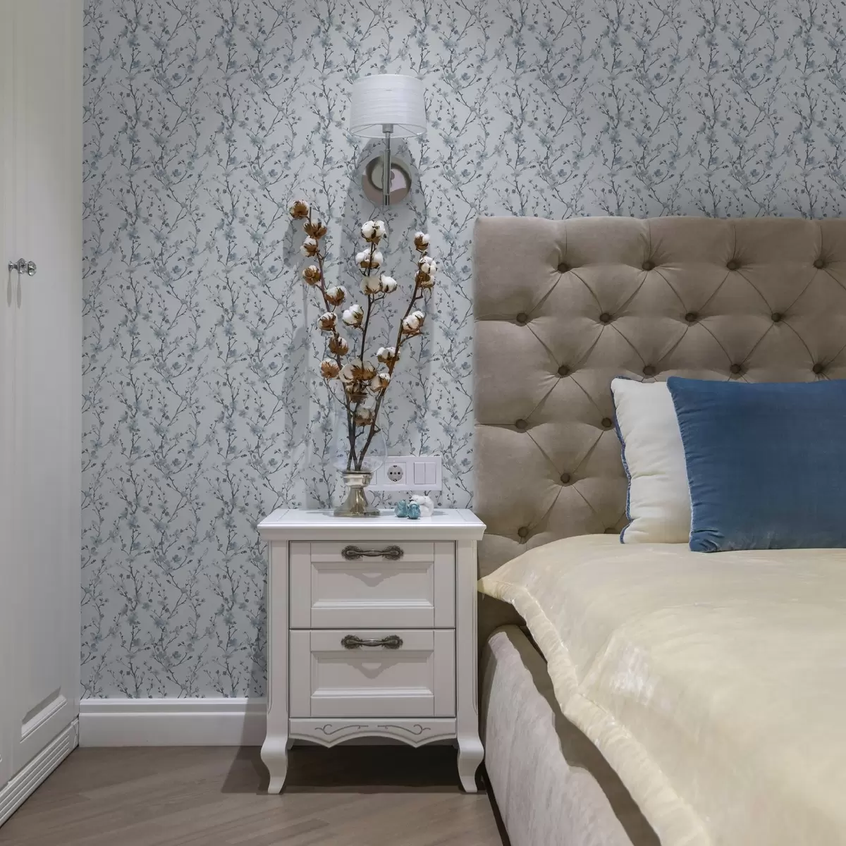 Papel de parede Flores de cerejeira azuis em um fundo branco com contraste suave a00399