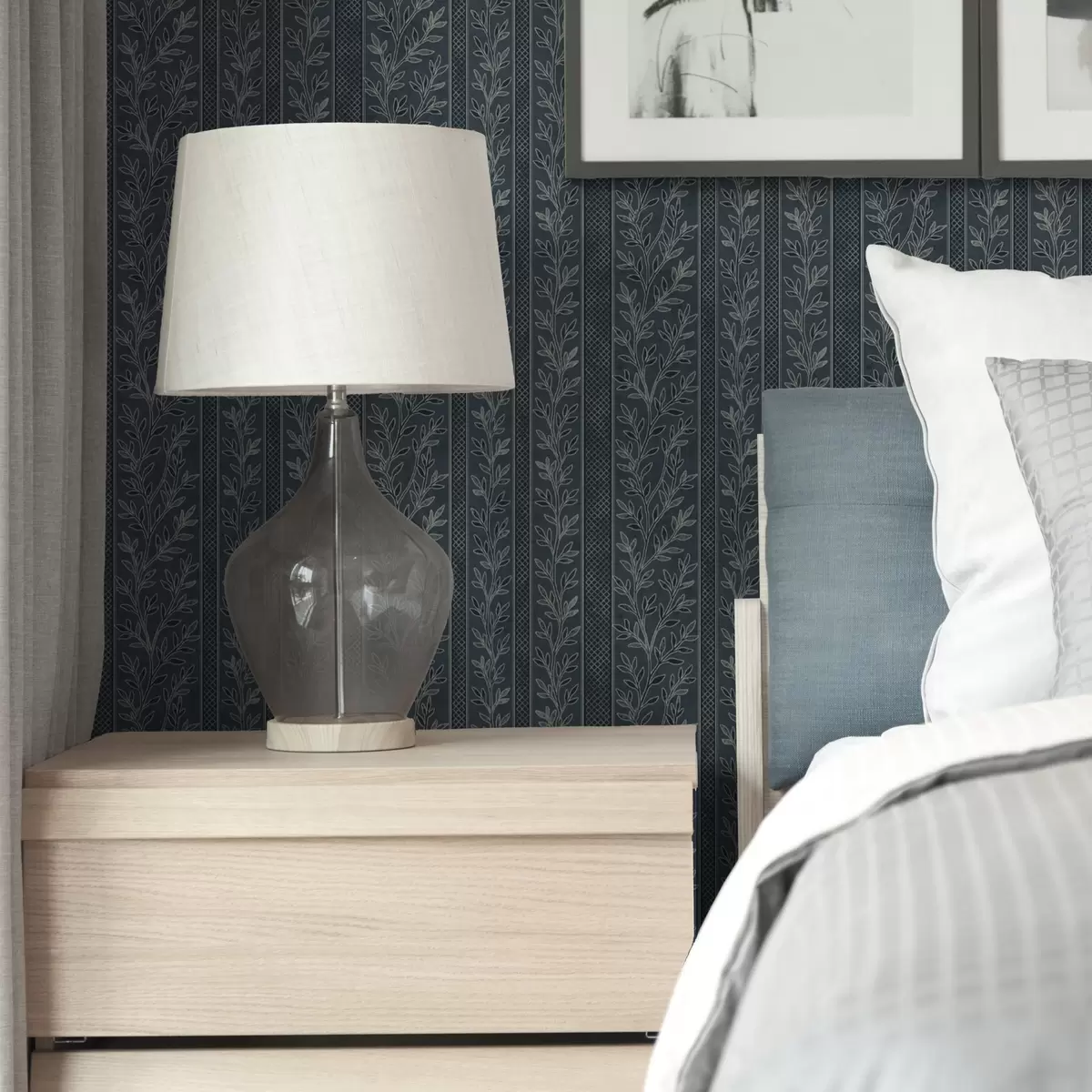 Papel de parede Padrão listrado com galhos em um fundo azul a00425