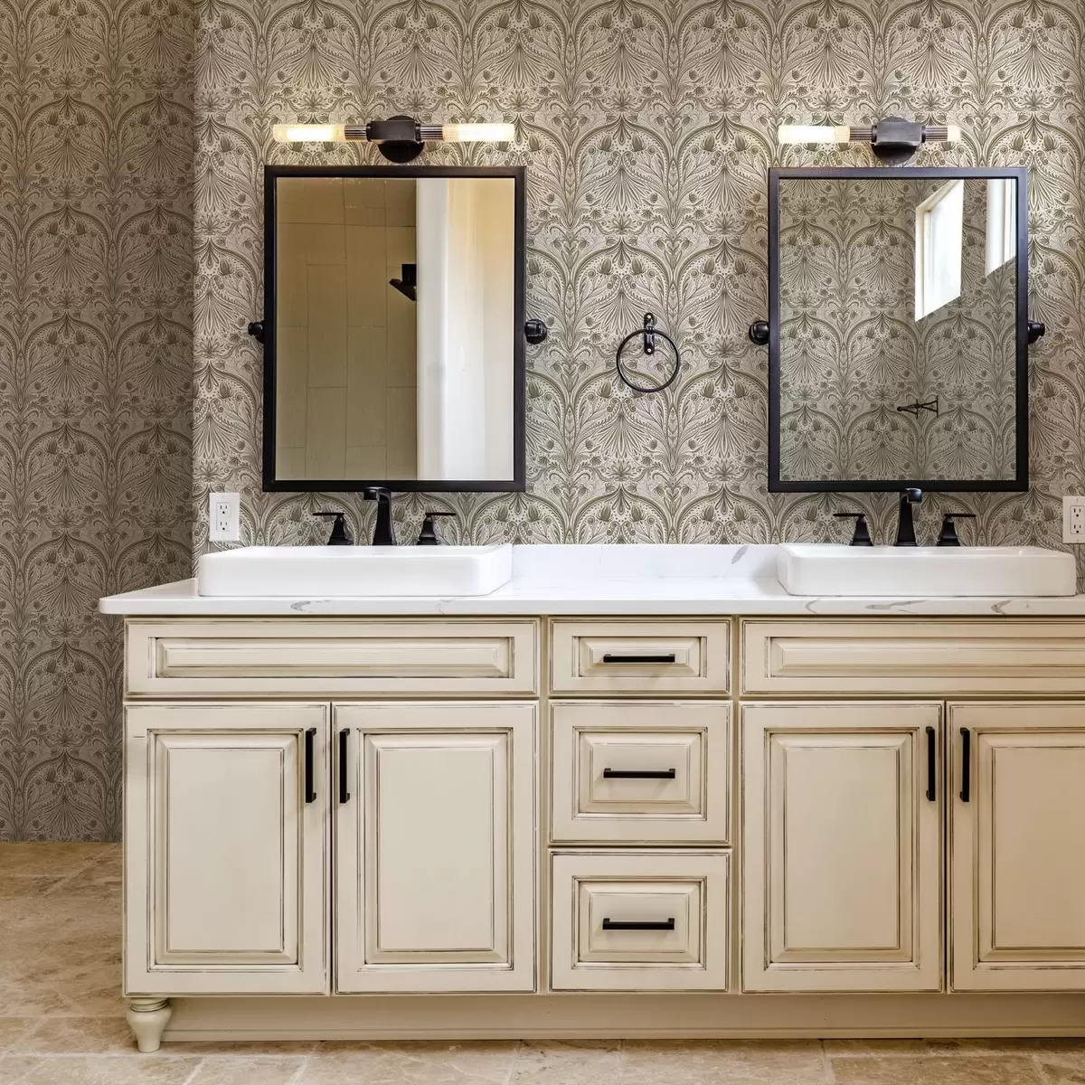 Papel de parede Padrão barroco simétrico com motivos florais a00436