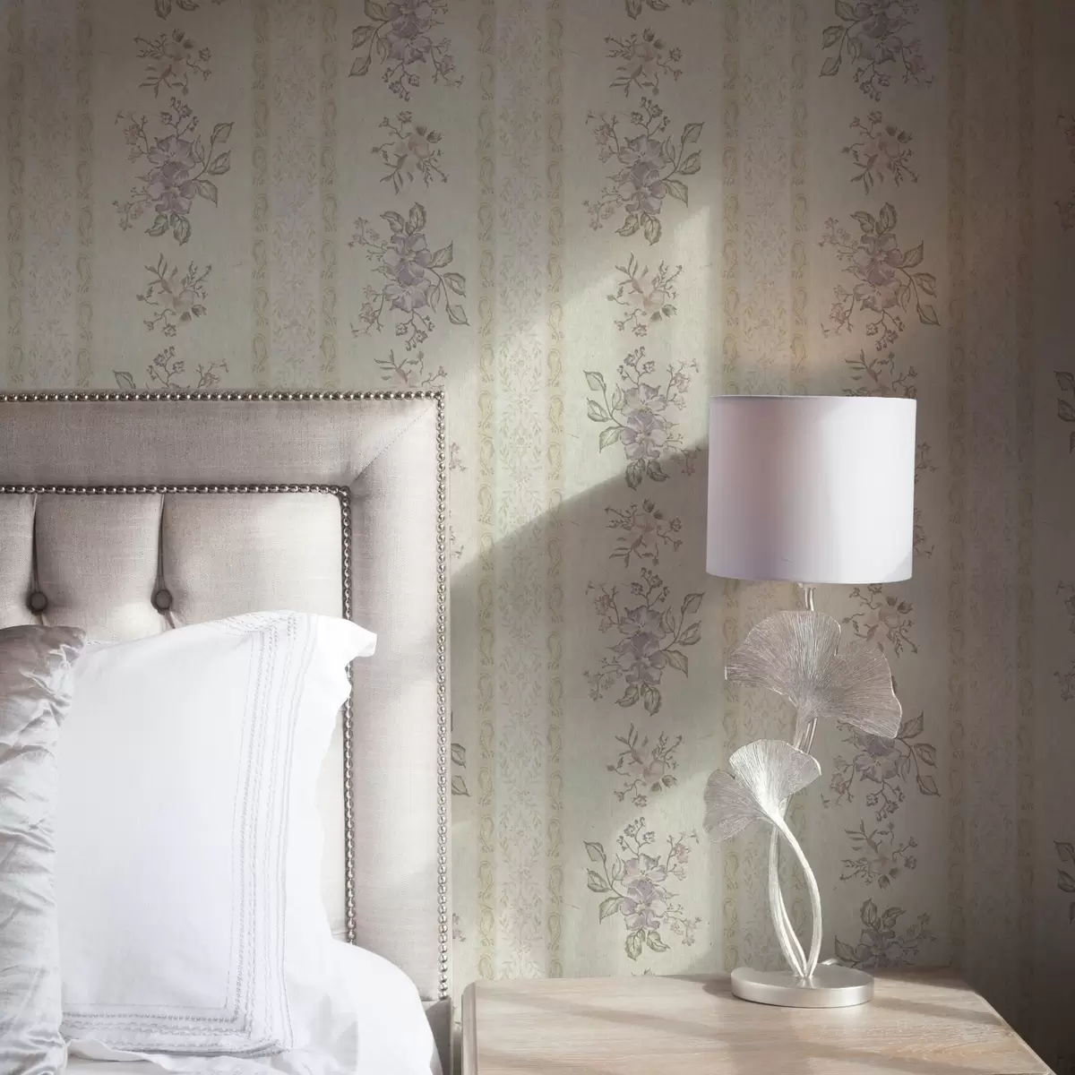 Papel de parede Flores vintage em um fundo listrado com ornamentos a00440