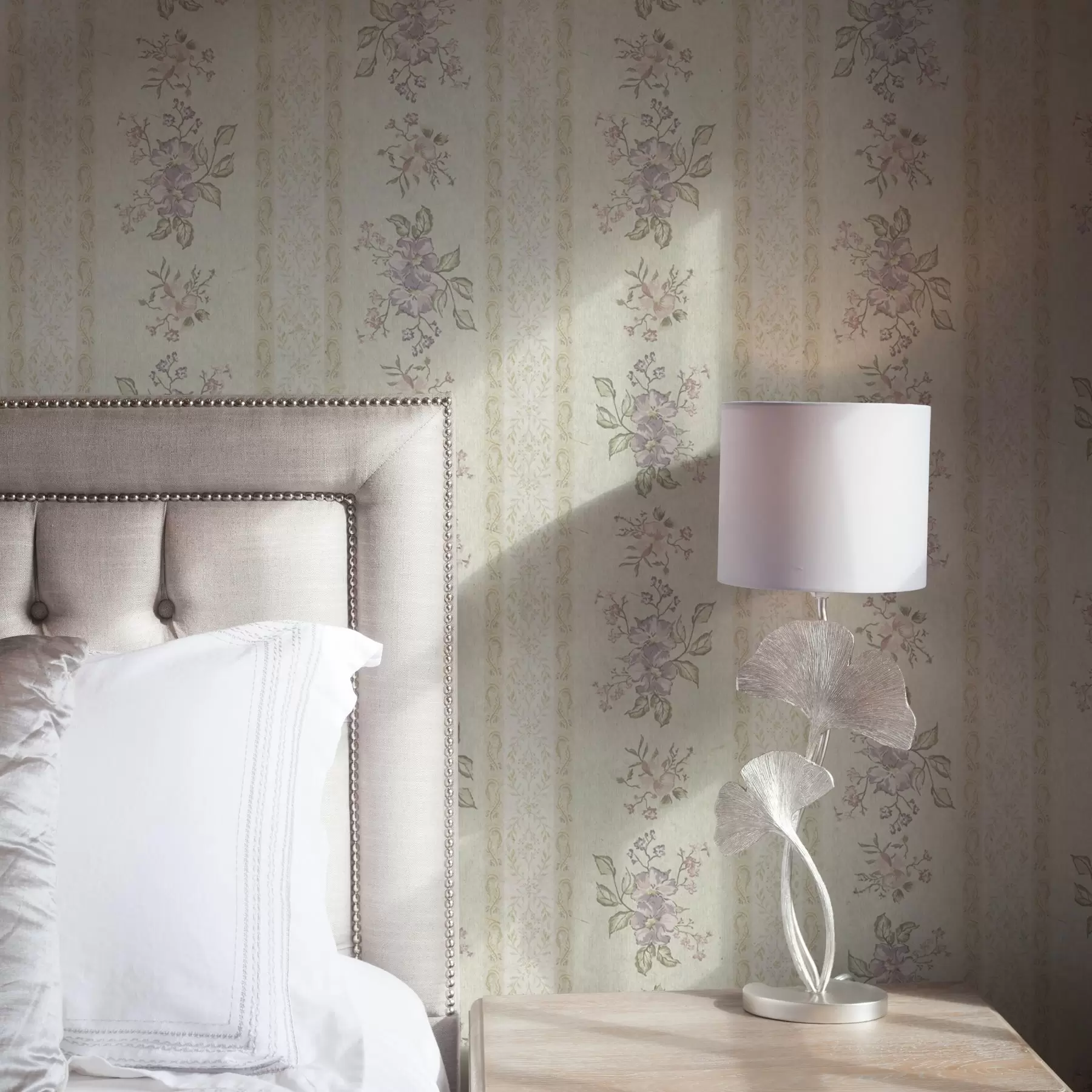 murais de parede Flores vintage em um fundo listrado com ornamentos a00440