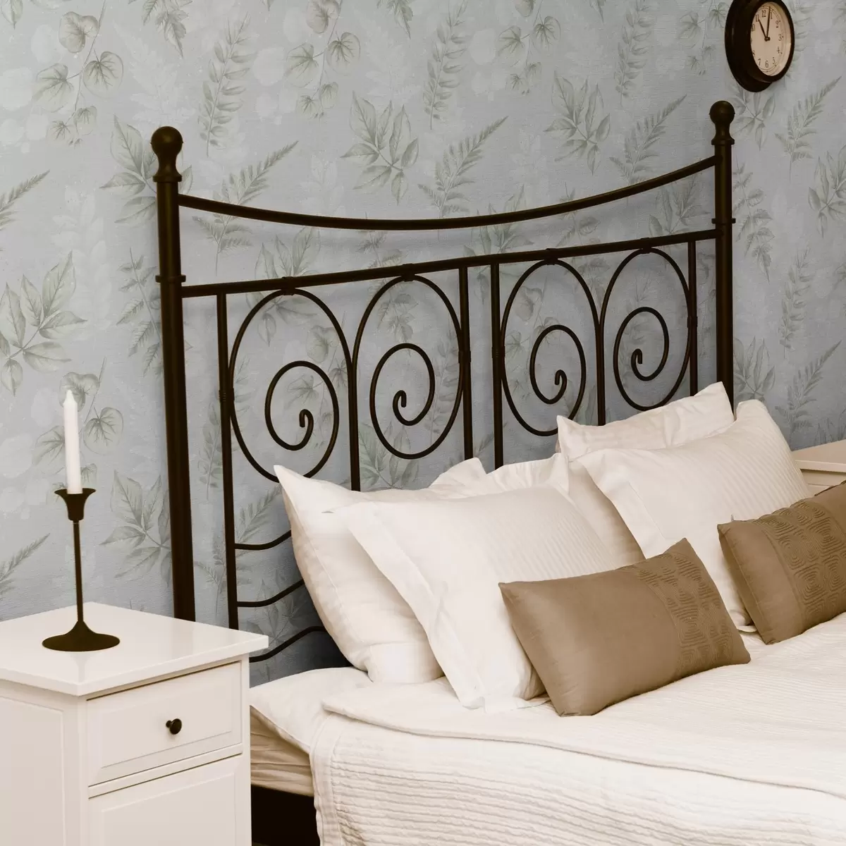 Papel de parede Folhas de aquarela claras com efeito de respingo em um fundo cinza a00446