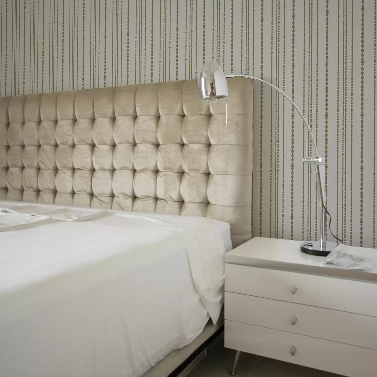 Papel de parede Padrão minimalista em forma de gotas amarelas em uma faixa vertical a00448