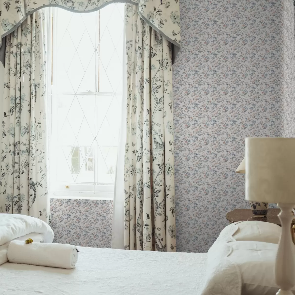 Papel de parede Ornamento floral pequeno em tons de azul e coral a00347