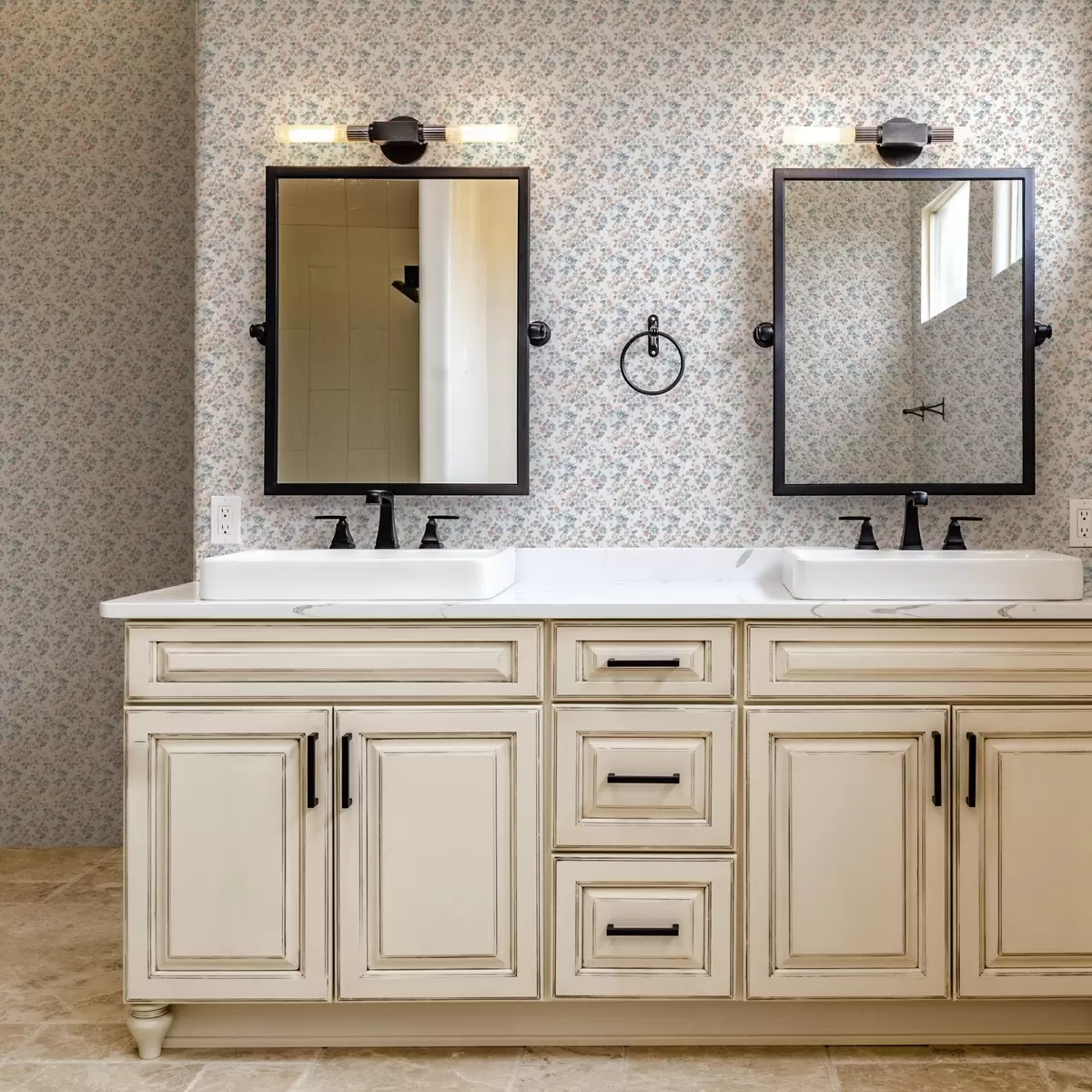 Papel de parede Ornamento floral pequeno em tons de azul e coral a00347