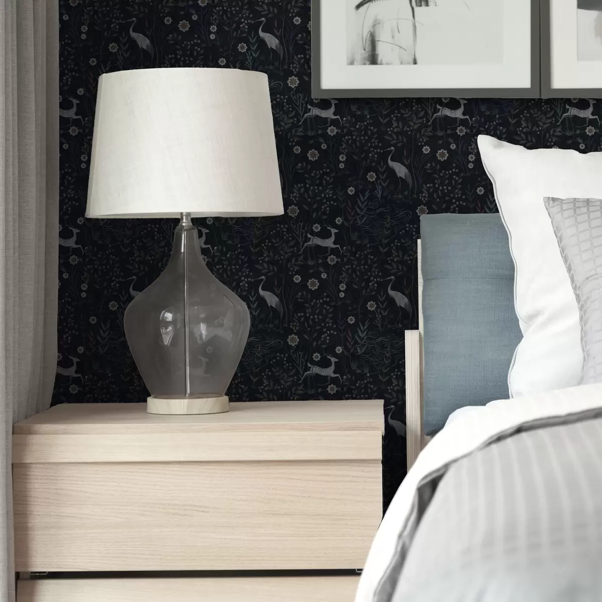 Papel de parede Fundo escuro com pássaros e veados brancos a00363